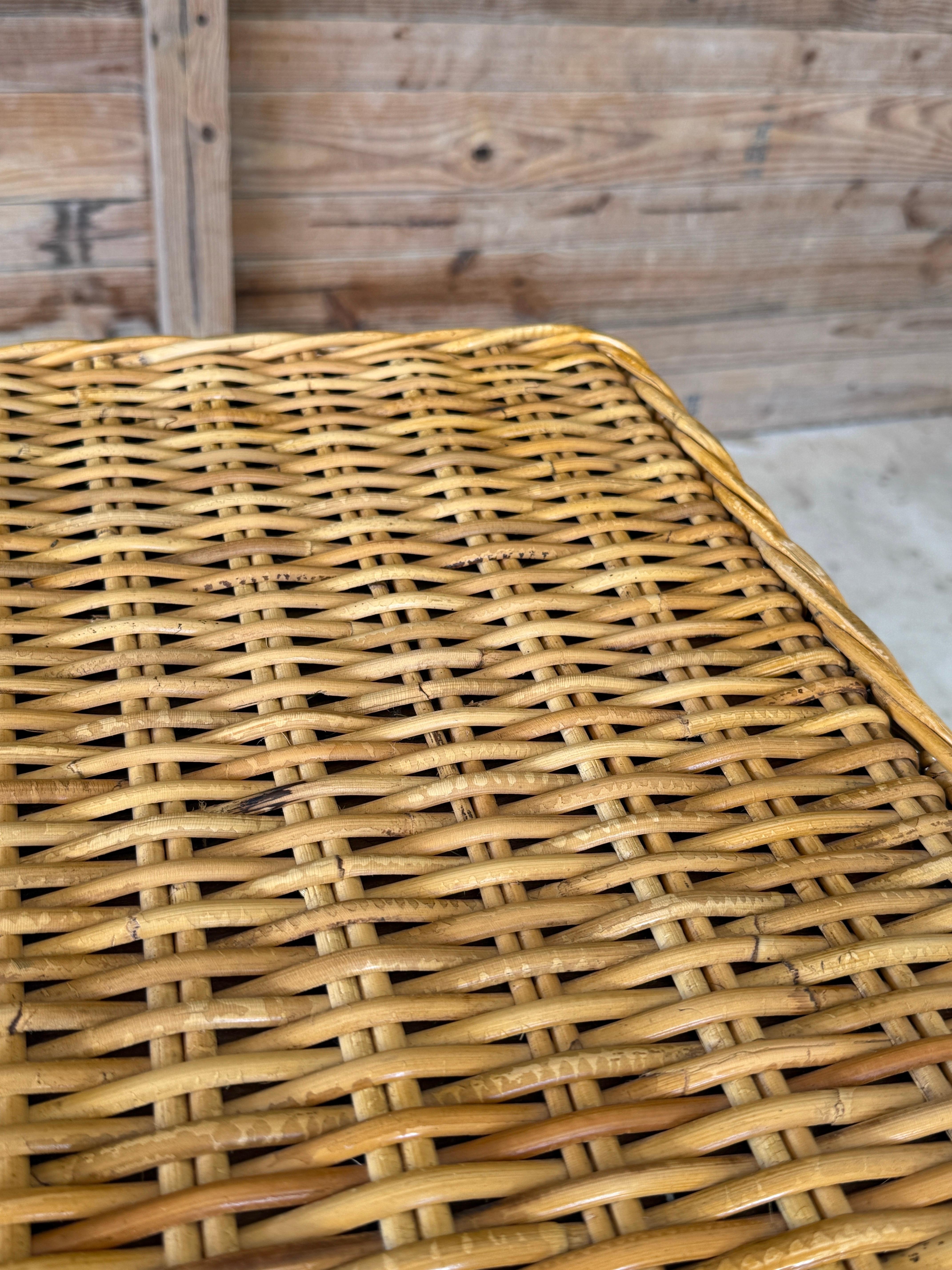 Rattan Piedistallo a colonna in rattan moderno e organico di Wicker Works in vendita