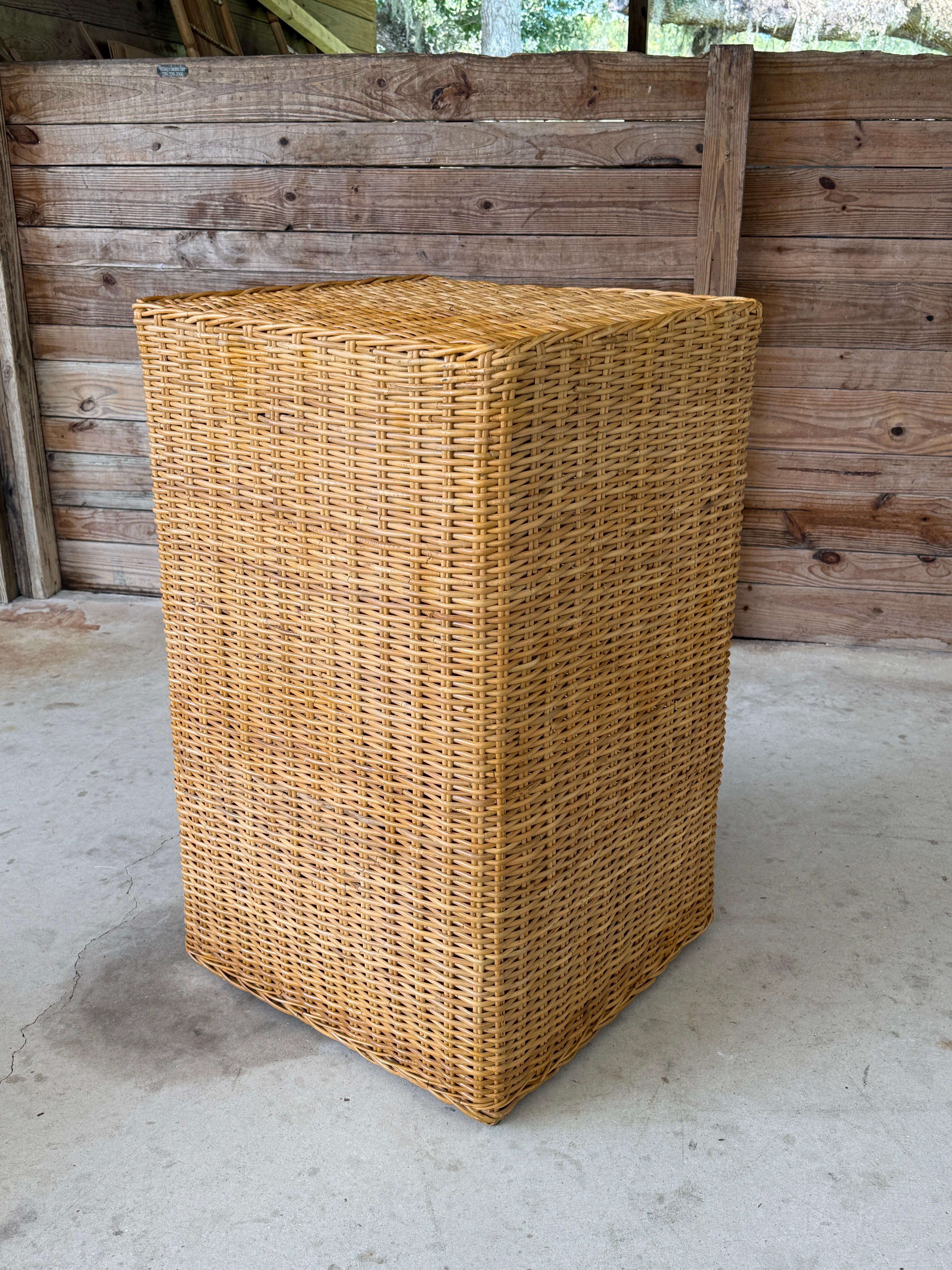 Piedistallo a colonna in rattan moderno e organico di Wicker Works in vendita 1