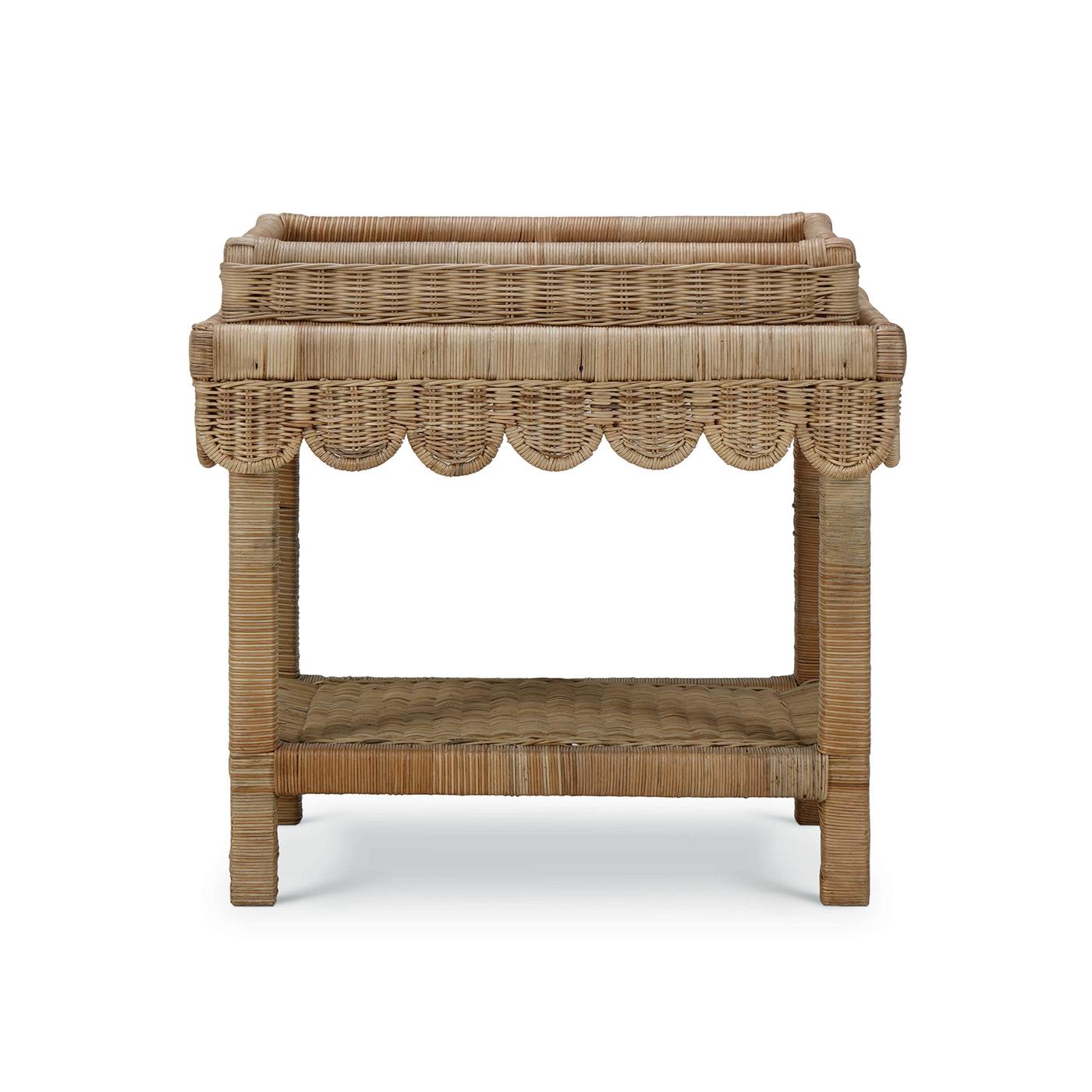 Cette charmante table d'appoint est fabriquée en rotin de haute qualité et présente un magnifique bord festonné qui ajoute une touche de charme côtier et de sophistication à n'importe quelle pièce. La finition naturelle rehausse son attrait