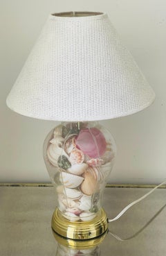 Lámpara de mesa de concha marina