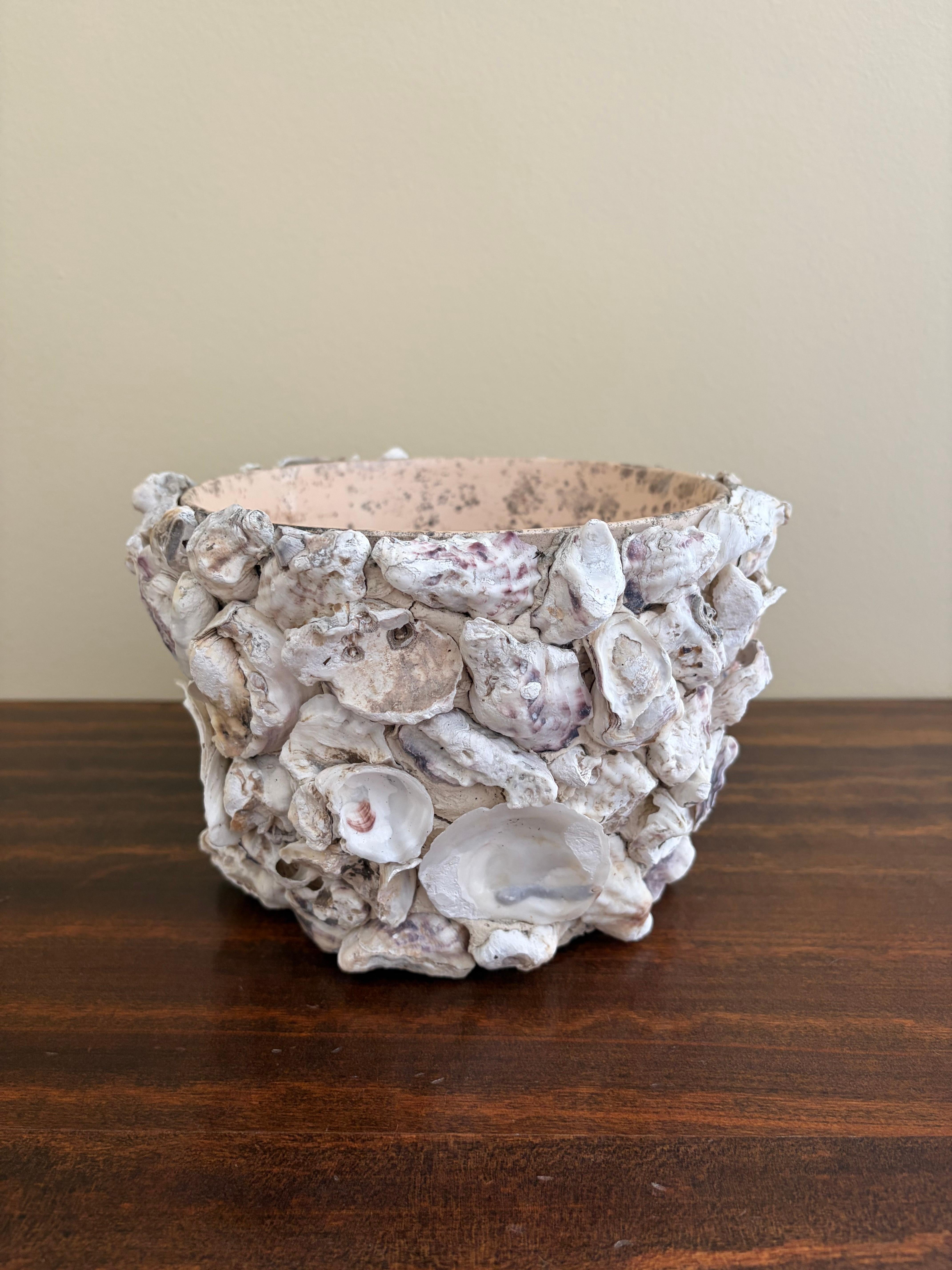 Une magnifique jardinière, un vase ou un cache-pot moderne et organique en forme de coquillage côtier. 

États-Unis, fin du 20e siècle

Mesures : 8,5 