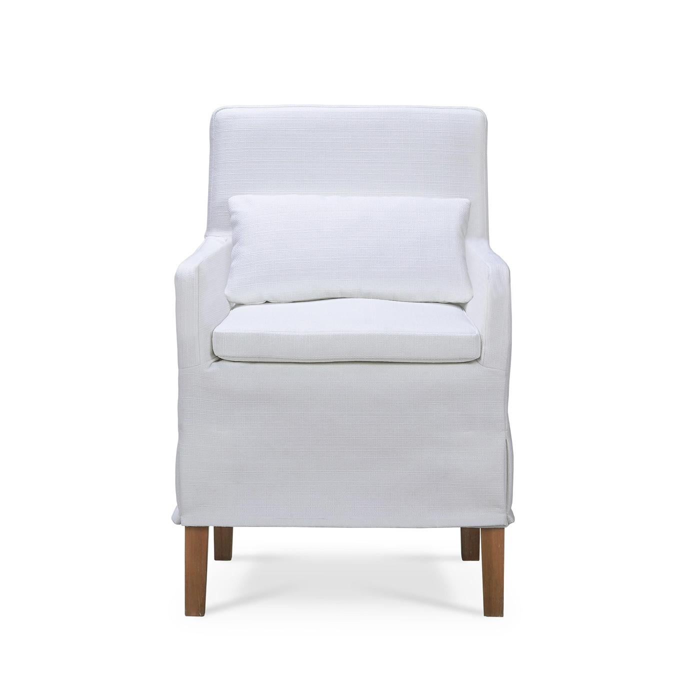 Eine perfekte Mischung aus zeitloser Eleganz und moderner Funktionalität. Dieser entspannte Esszimmerstuhl verfügt über einen Massivholzrahmen, der in einer warmen Strohfarbe lackiert ist und für Langlebigkeit und ein natürliches, anspruchsvolles