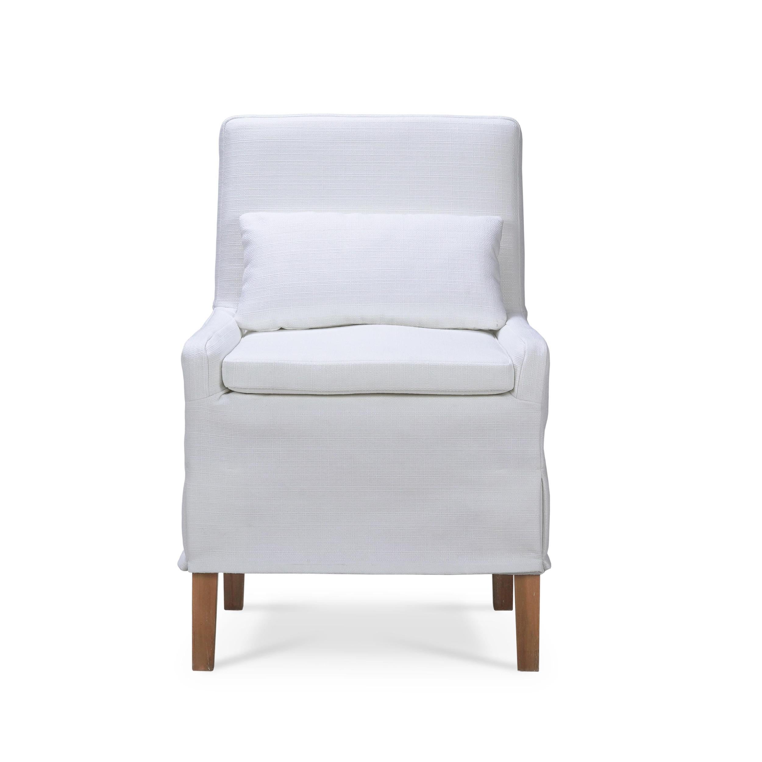 Un mix perfetto di eleganza senza tempo e funzionalità moderna. Questa rilassante sedia da pranzo presenta una struttura in legno massiccio rifinita con un caldo colore paglierino, che garantisce una lunga durata e un look naturale e sofisticato. La