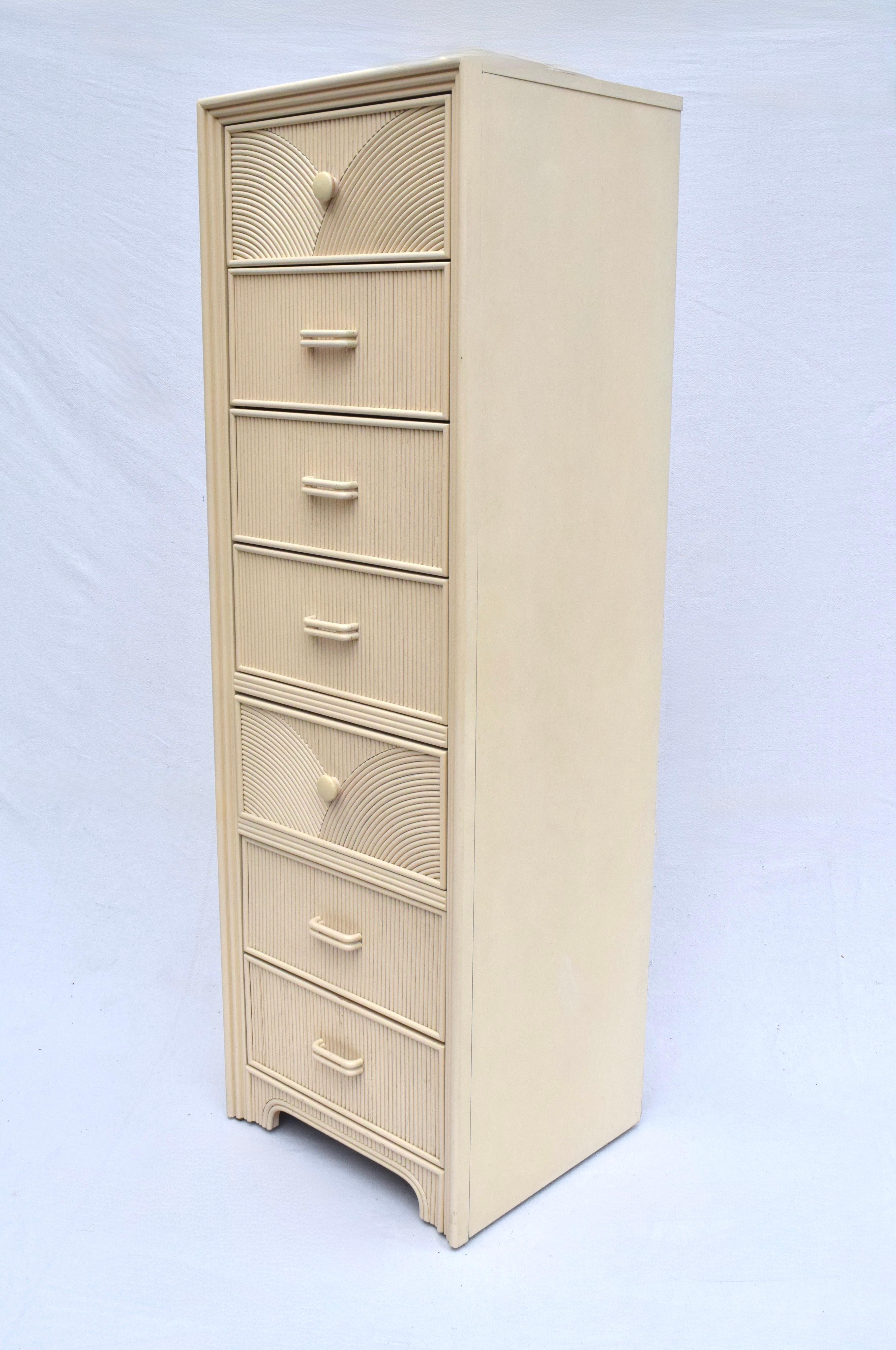 1980's Split Rattan Lingerie Brust von Stanley Furniture rühmt sich schöne schlanke Linie Design mit reichlich Speicher.
Großzügige Abmessungen: 20
