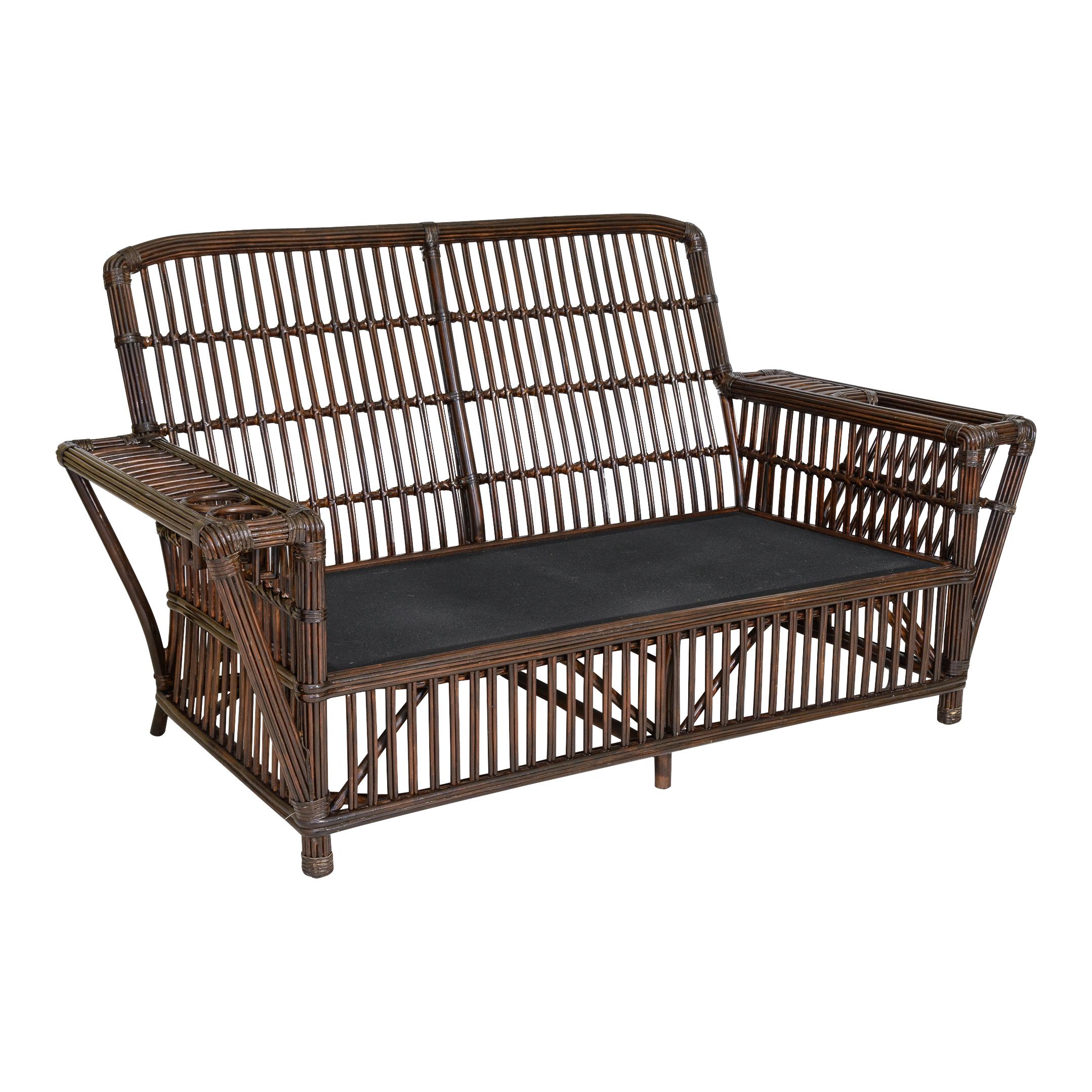 Vient d'arriver, ce grand Canapé Vintage Coastal Stick Rattan par Bielecky Brothers, C.C. années 1970.
Ce fabuleux canapé est parfait pour  à l'extérieur et à l'intérieur, elle a une touche côtière et est fabriquée avec du rotin.  dans un brun
