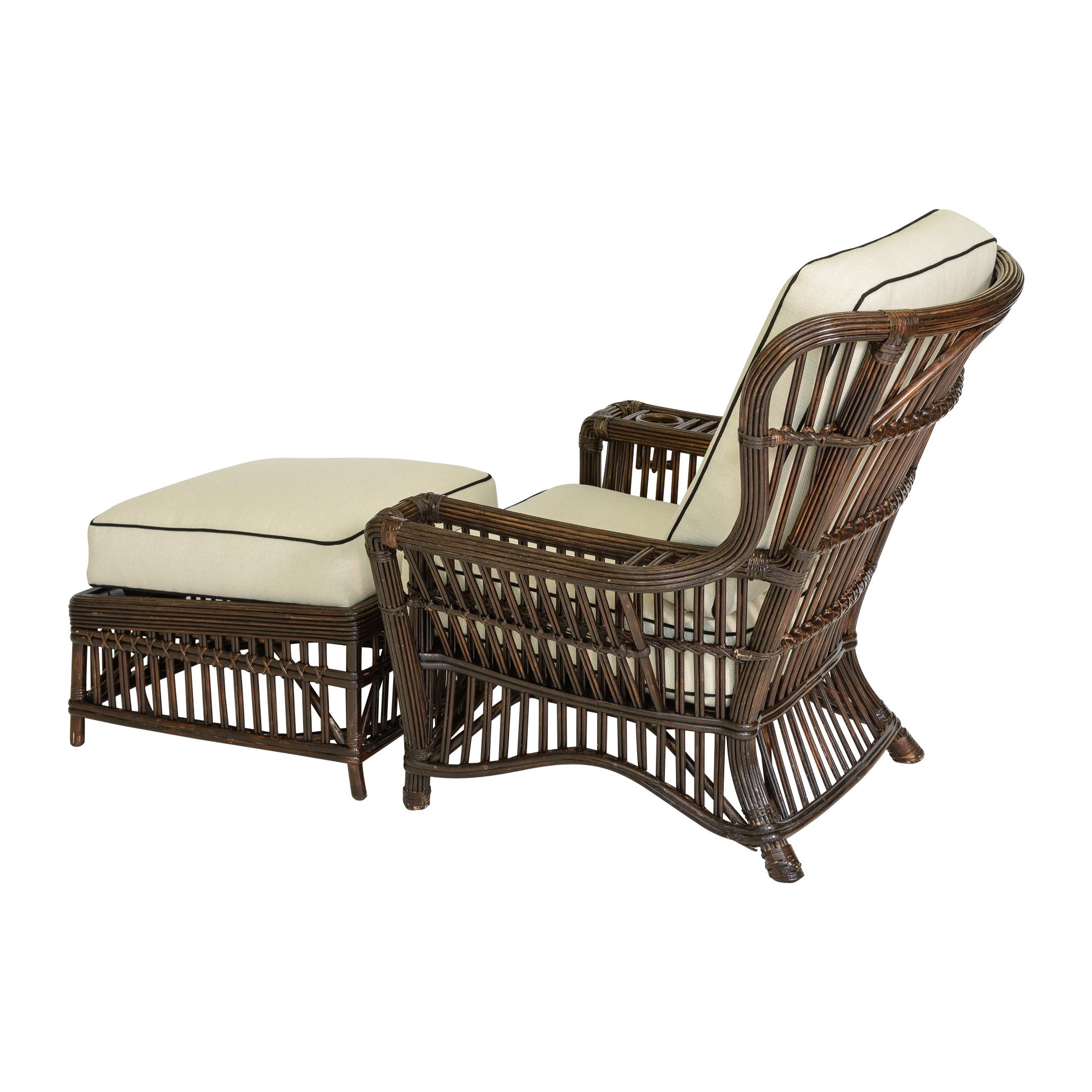 Soeben eingetroffen, dies ist ein Vintage Coastal Stick Rattan Wing Chair & Ottoman von Bielecky Brothers, ca. 1970er Jahre
Diese fabelhafte  Ohrensessel und seine Ottomane ist für den Außenbereich oder. Innen ist es Küsten-und aus Stock Rattan in