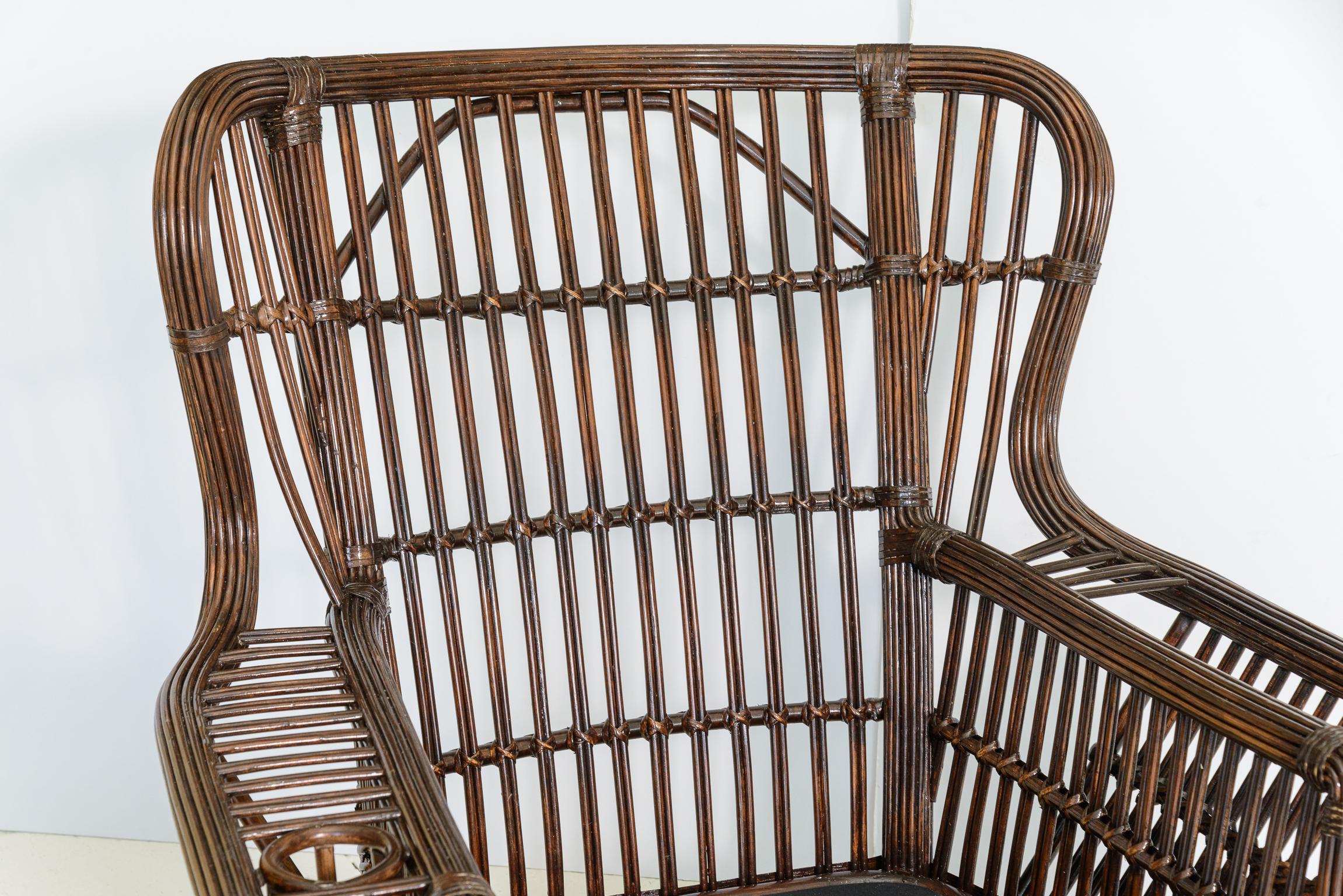 Coastal Stick Rattan Ohrensessel & Ottoman Set  von Bielecky Brothers, C. 1970er Jahre (Handgefertigt) im Angebot