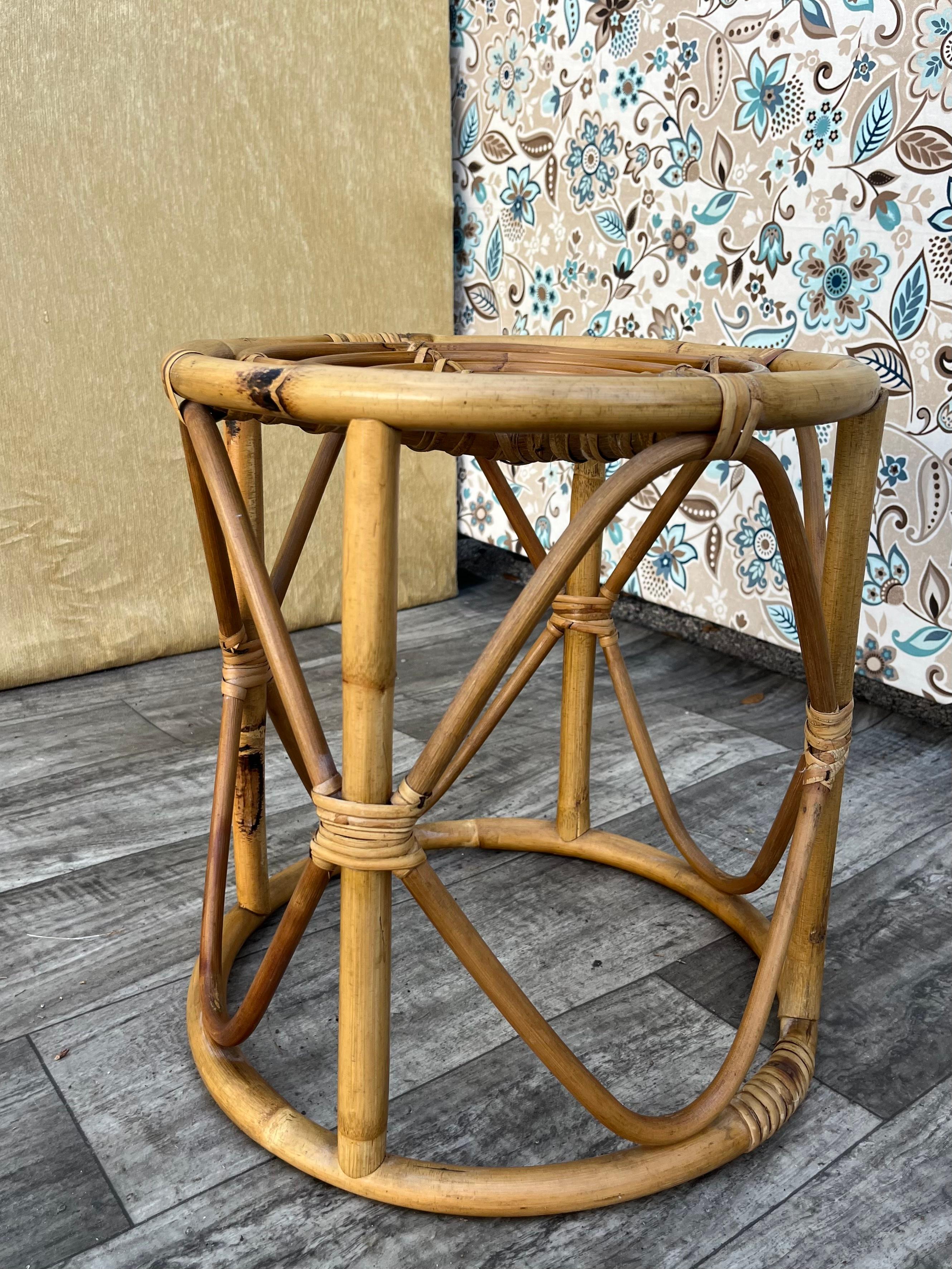 Coastal Style Bamboo and Rattan Round Side Table / Plant Stand. Circa 1970s  In Good Condition For Sale In Miami, FL