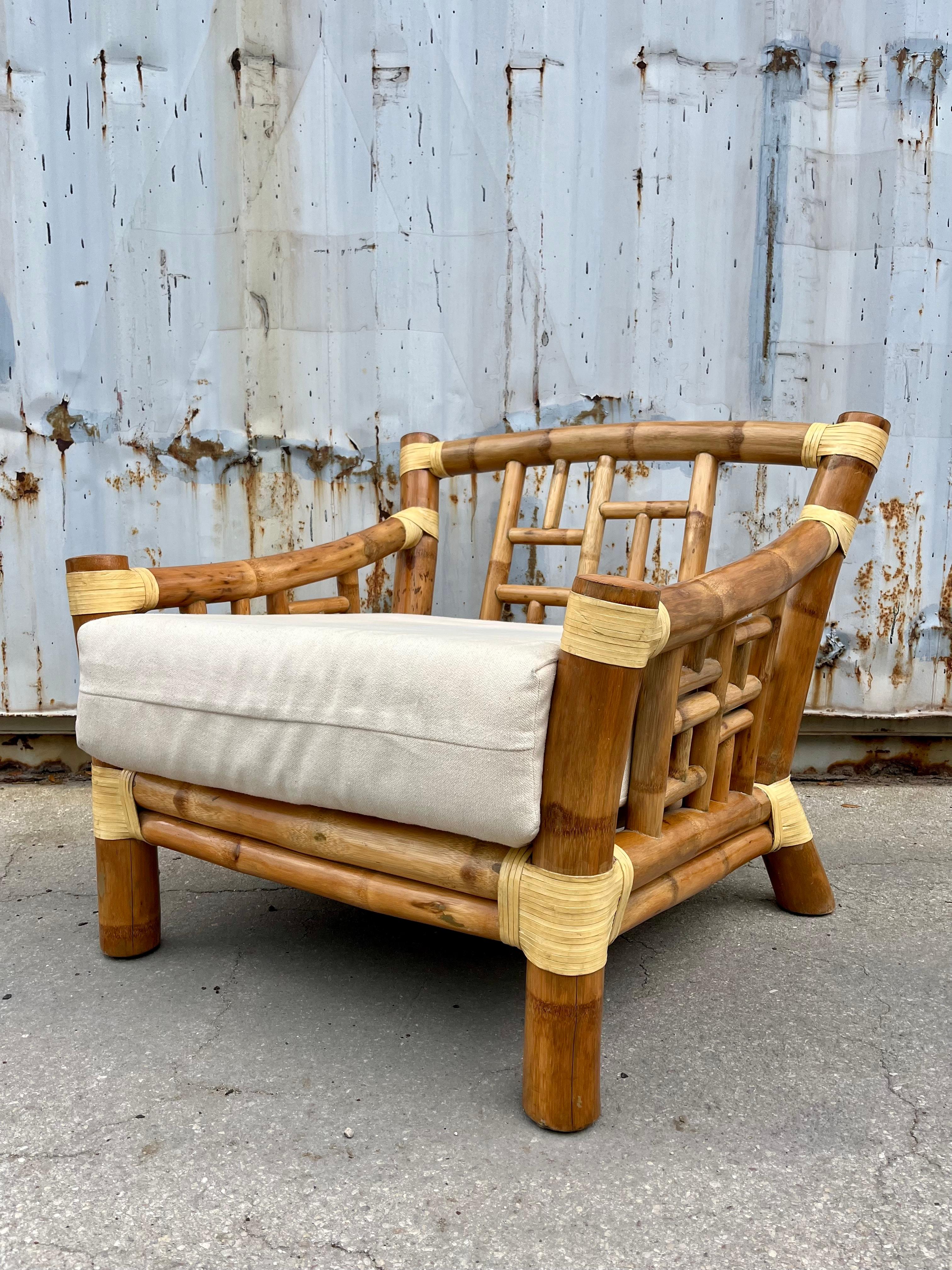 Chaise longue en bambou éléphant de style vintage et côtier à la manière d'Antonio Budji Layug. C 1980s.
Il est doté d'un cadre en bambou de 4 pouces avec du cuir brut lacé pour compléter le design d'inspiration rustique, et d'un coussin amovible