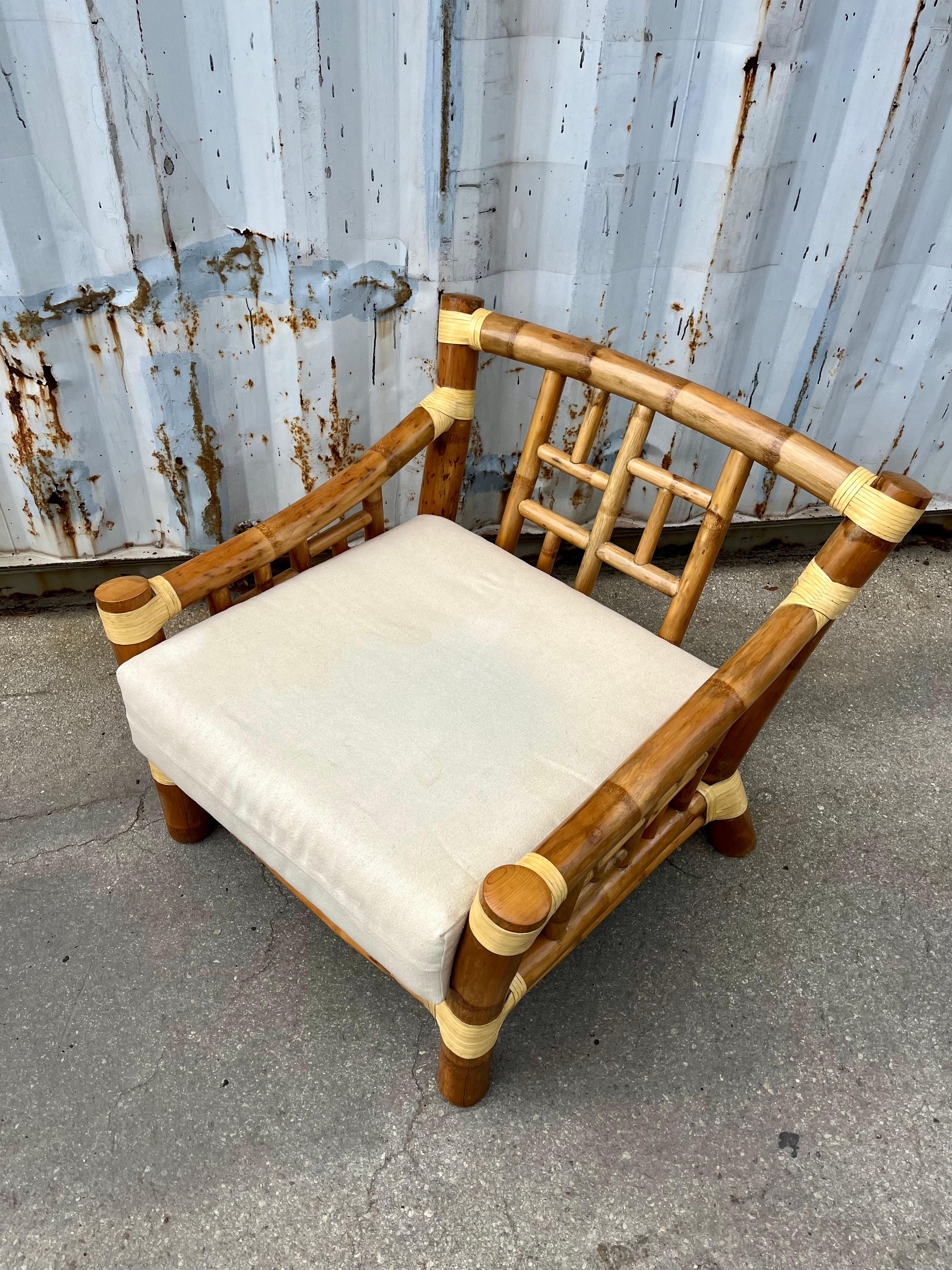 Peau d'animal Chaise longue en bambou de style côtier dans le style d'Antonio Budji Layug. Circa 1980 en vente