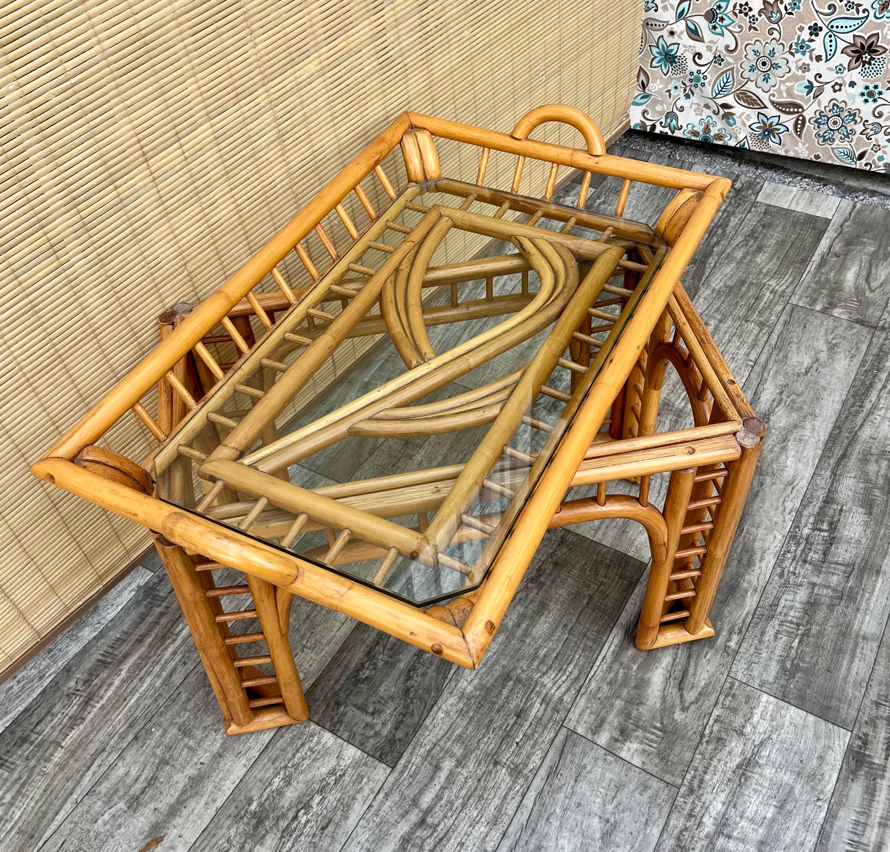 Coastal Style Bent Rattan Side Table with Removable Tray. Circa 1970s  For Sale 4