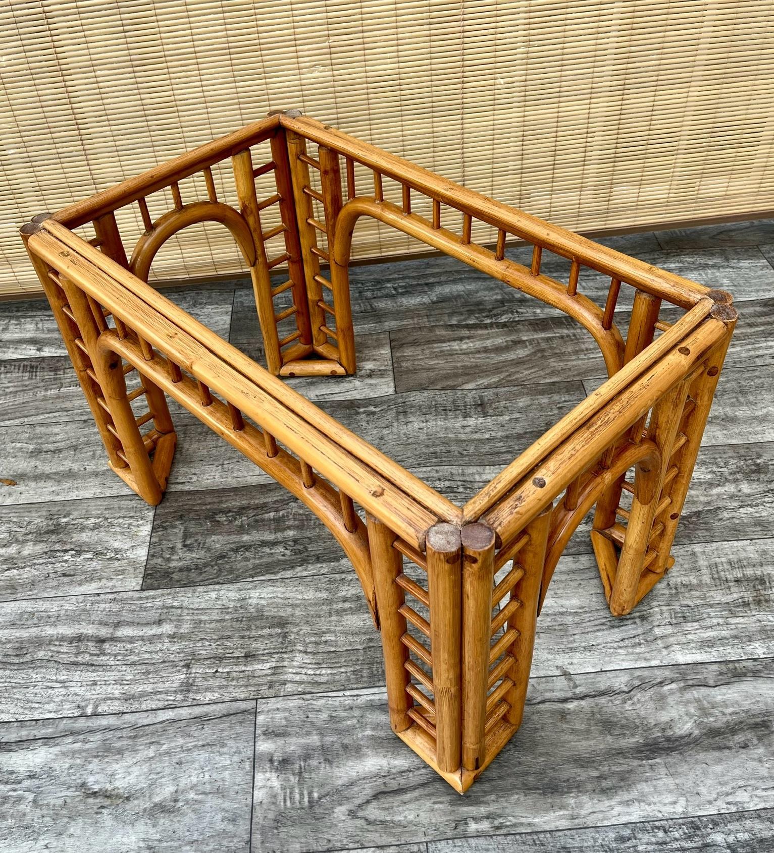 Coastal Style Bent Rattan Side Table with Removable Tray. Circa 1970s  For Sale 5
