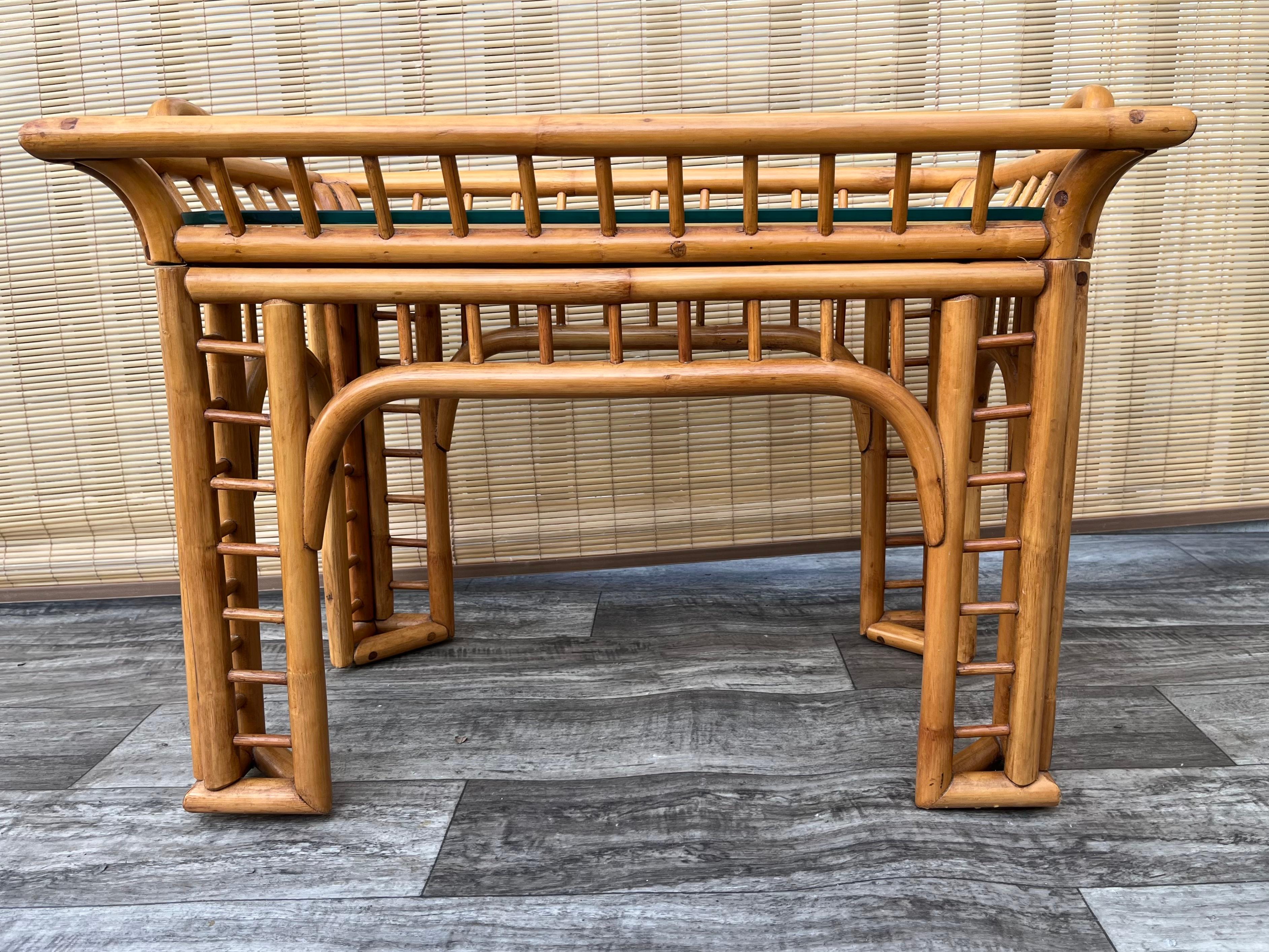 Coastal Style Bent Rattan Side Table with Removable Tray. Circa 1970s  For Sale 7