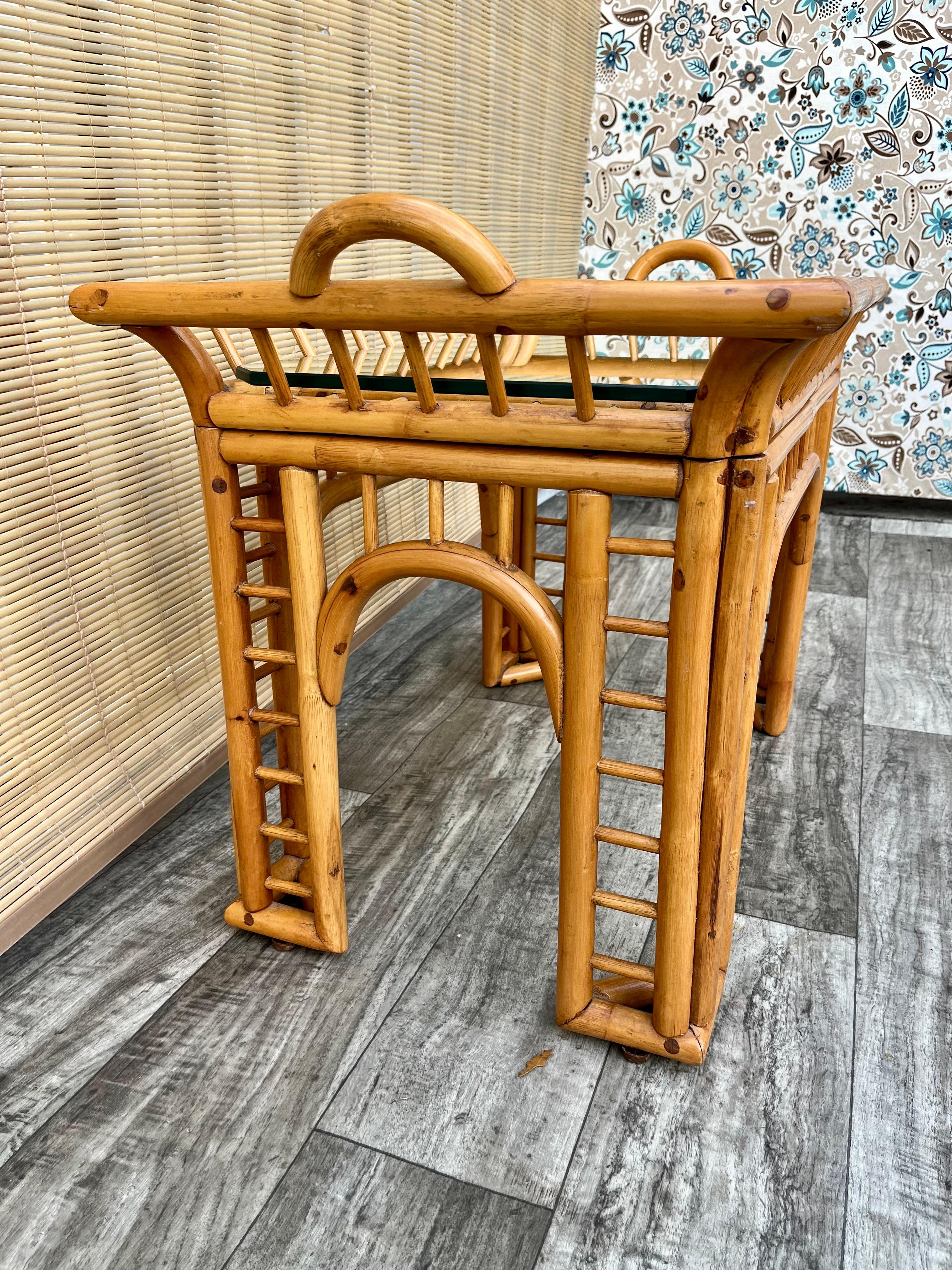 Coastal Style Bent Rattan Side Table with Removable Tray. Circa 1970s  For Sale 9