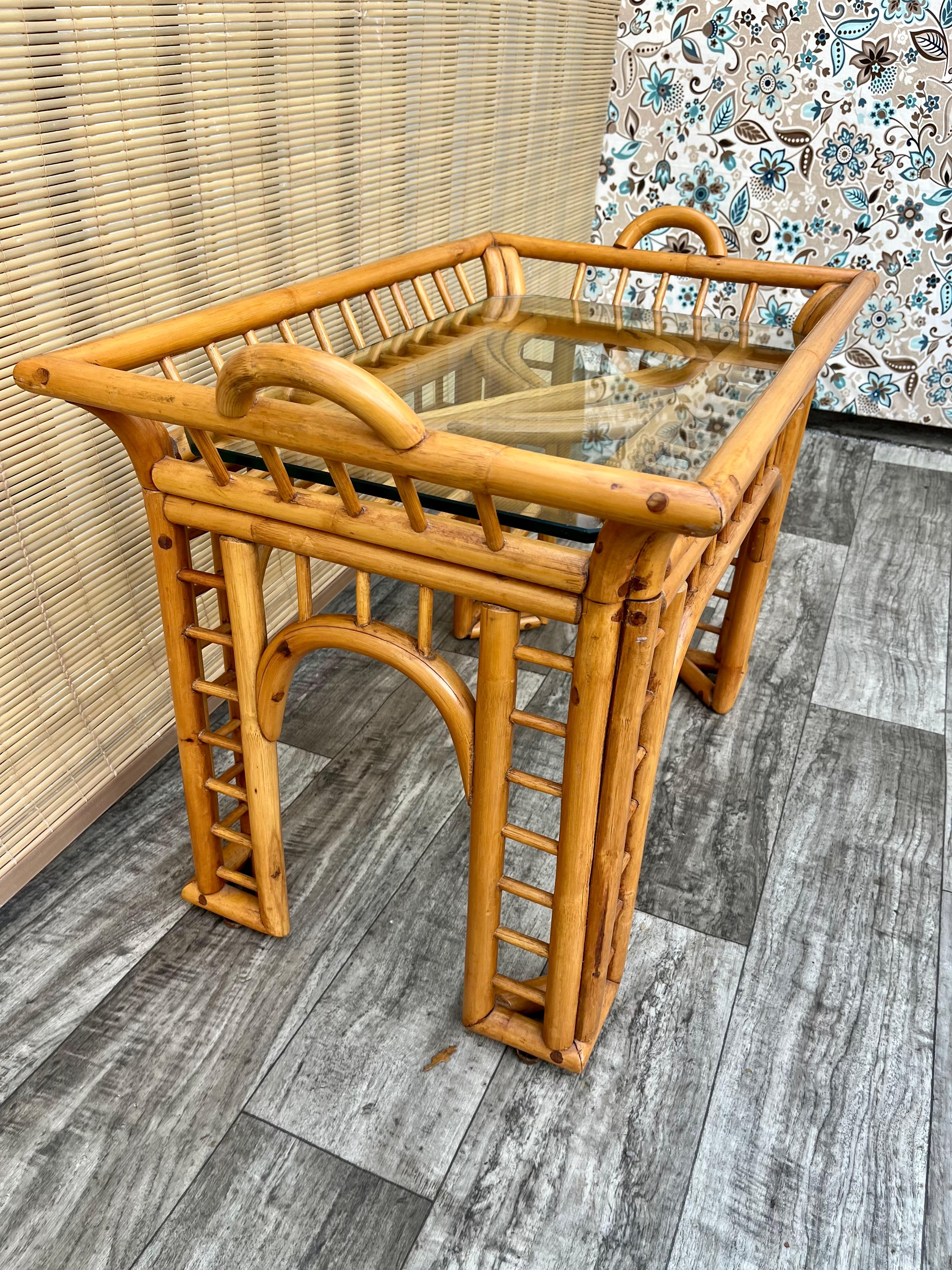 Coastal Style Bent Rattan Side Table with Removable Tray. Circa 1970s  For Sale 10