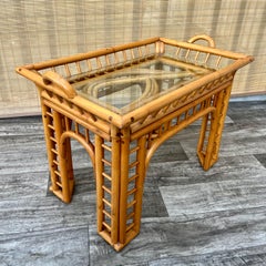 Table d'appoint en rotin courbé de style côtier avec plateau amovible. Circa 1970