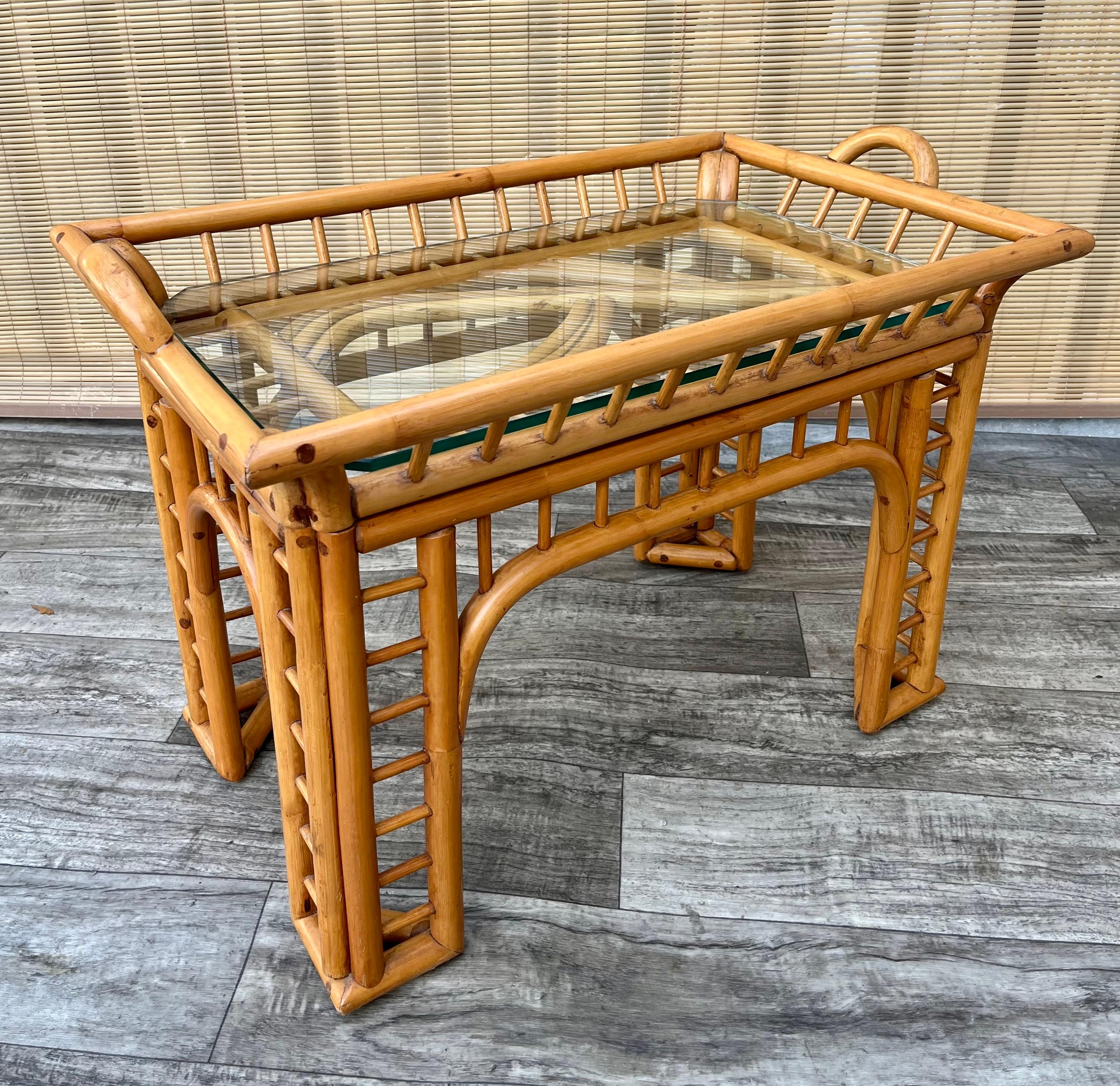 American Coastal Style Bent Rattan Side Table with Removable Tray. Circa 1970s  For Sale