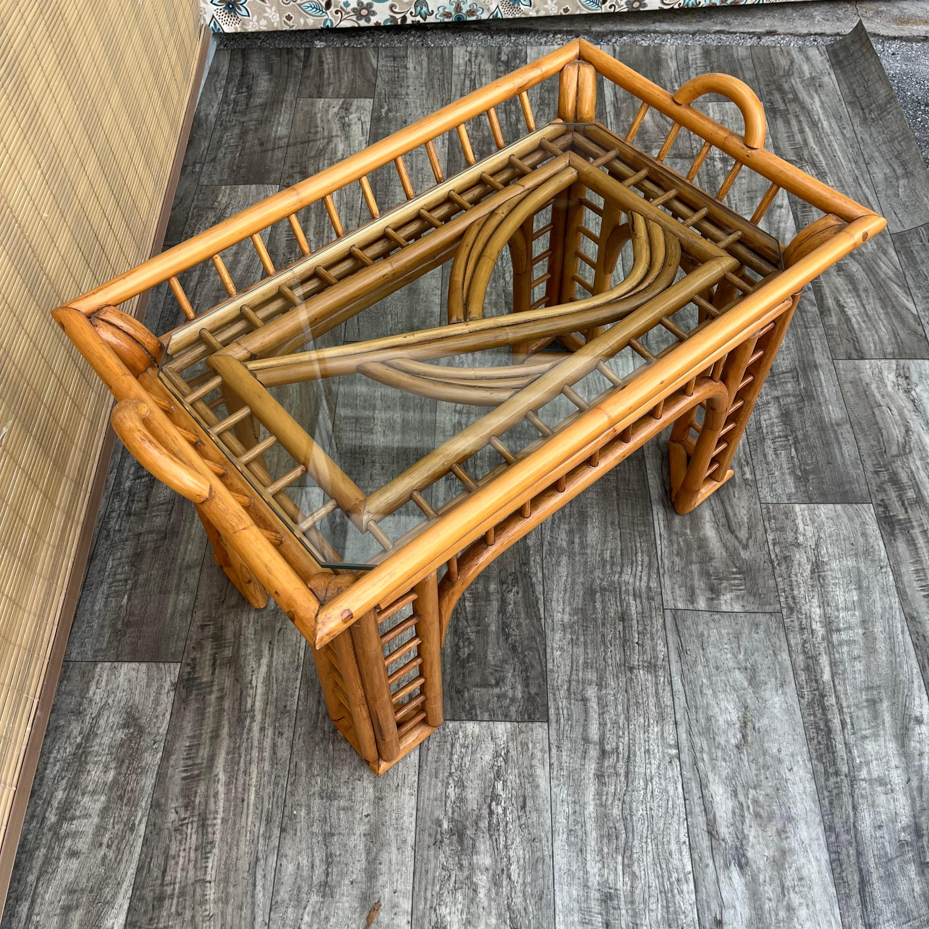 Coastal Style Bent Rattan Side Table with Removable Tray. Circa 1970s  For Sale 3