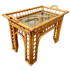 Mesa auxiliar de ratán curvado estilo costero con bandeja extraíble. Alrededor de 1970
