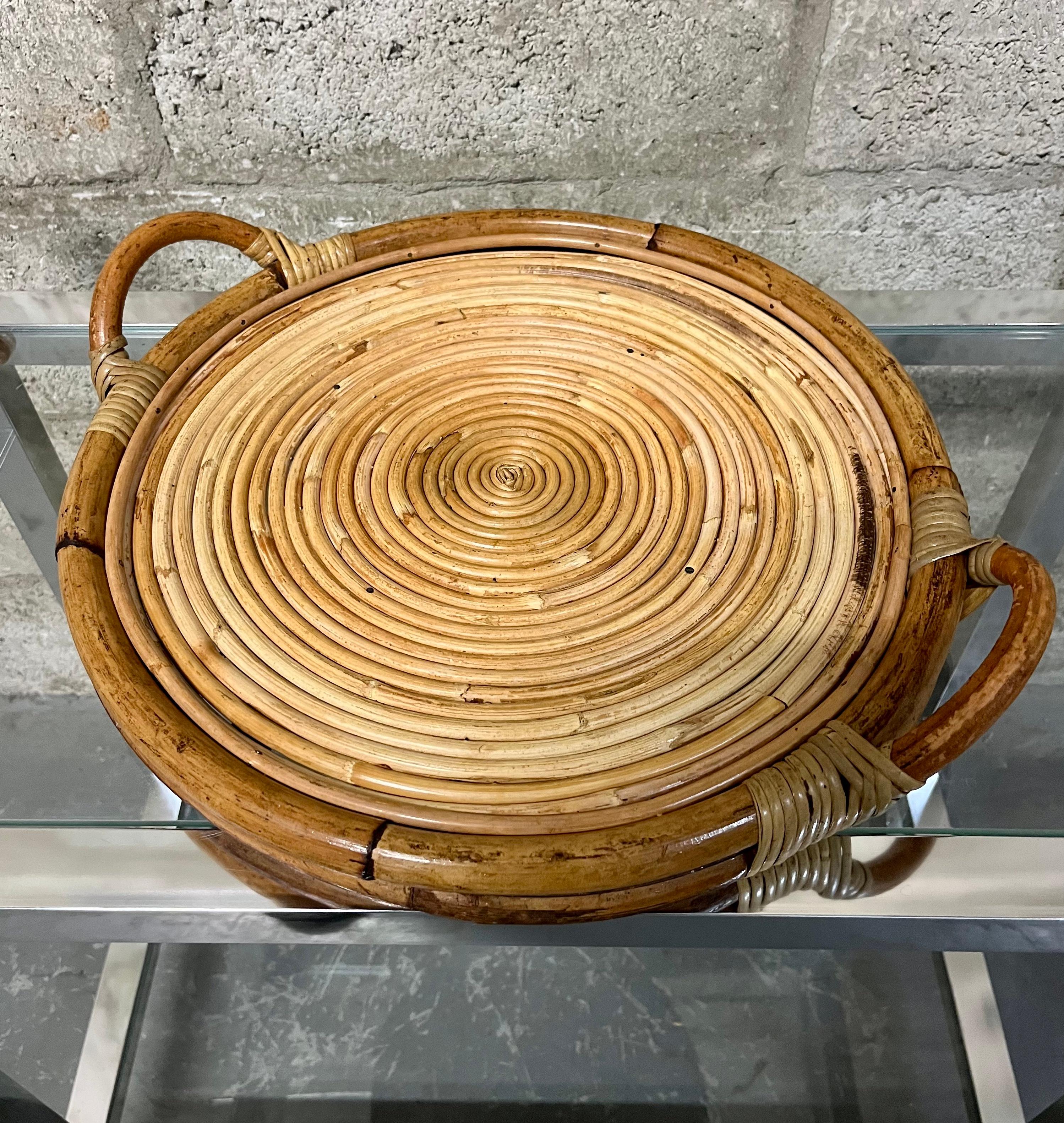 Vintage Coastal Style / Bohemian Pencil Reed Coiled Rattan Serving Tray. Circa 1980s
Features a split pencil reed rattan surface with chunky rattan trims and handles.
In excellent original condition with minor signs of wear and age. Please see close