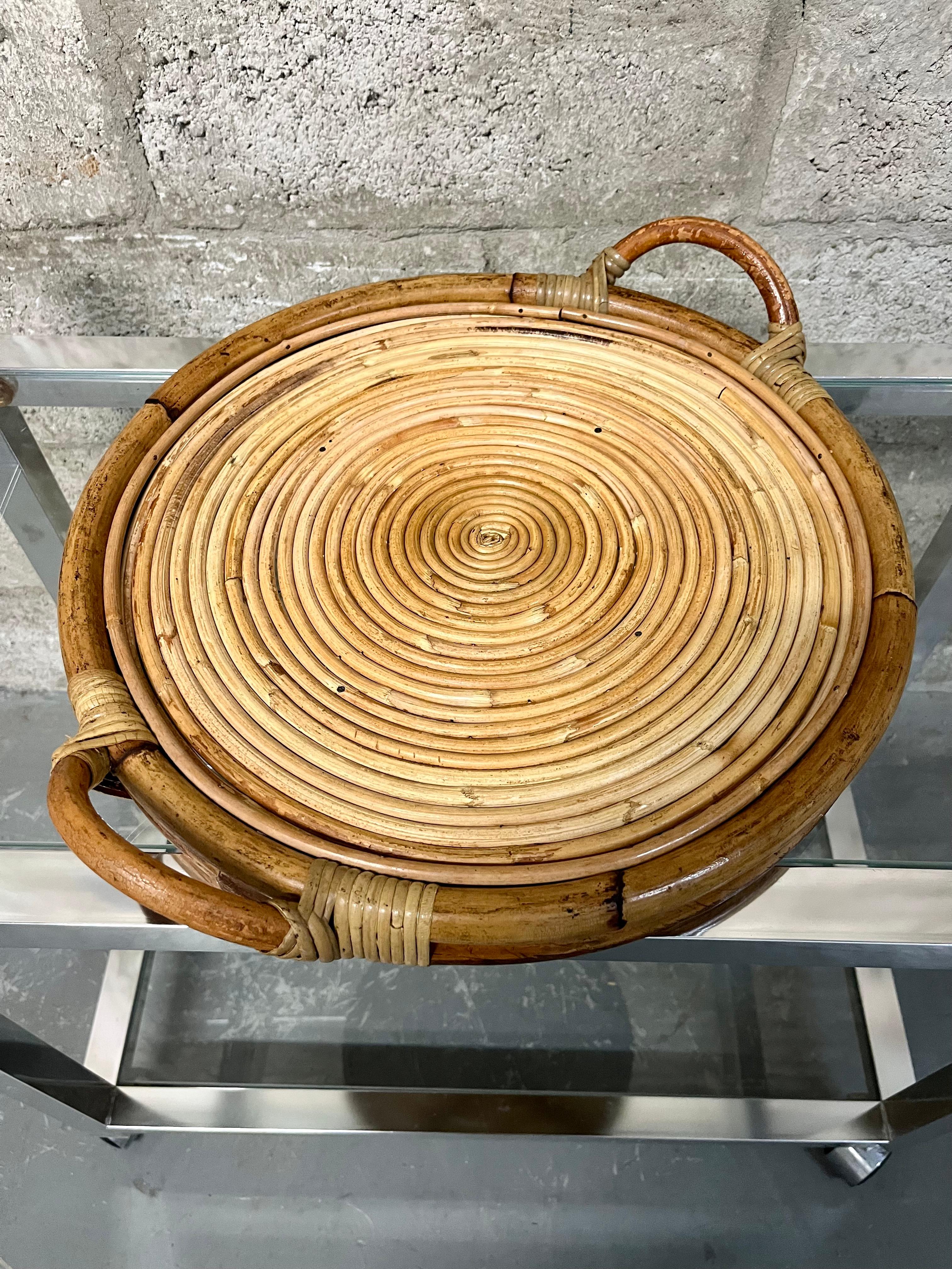 Coastal Style / Bohemian Pencil Reed Coiled Rattan Serving Tray. Circa 1980sCirc In Good Condition For Sale In Miami, FL