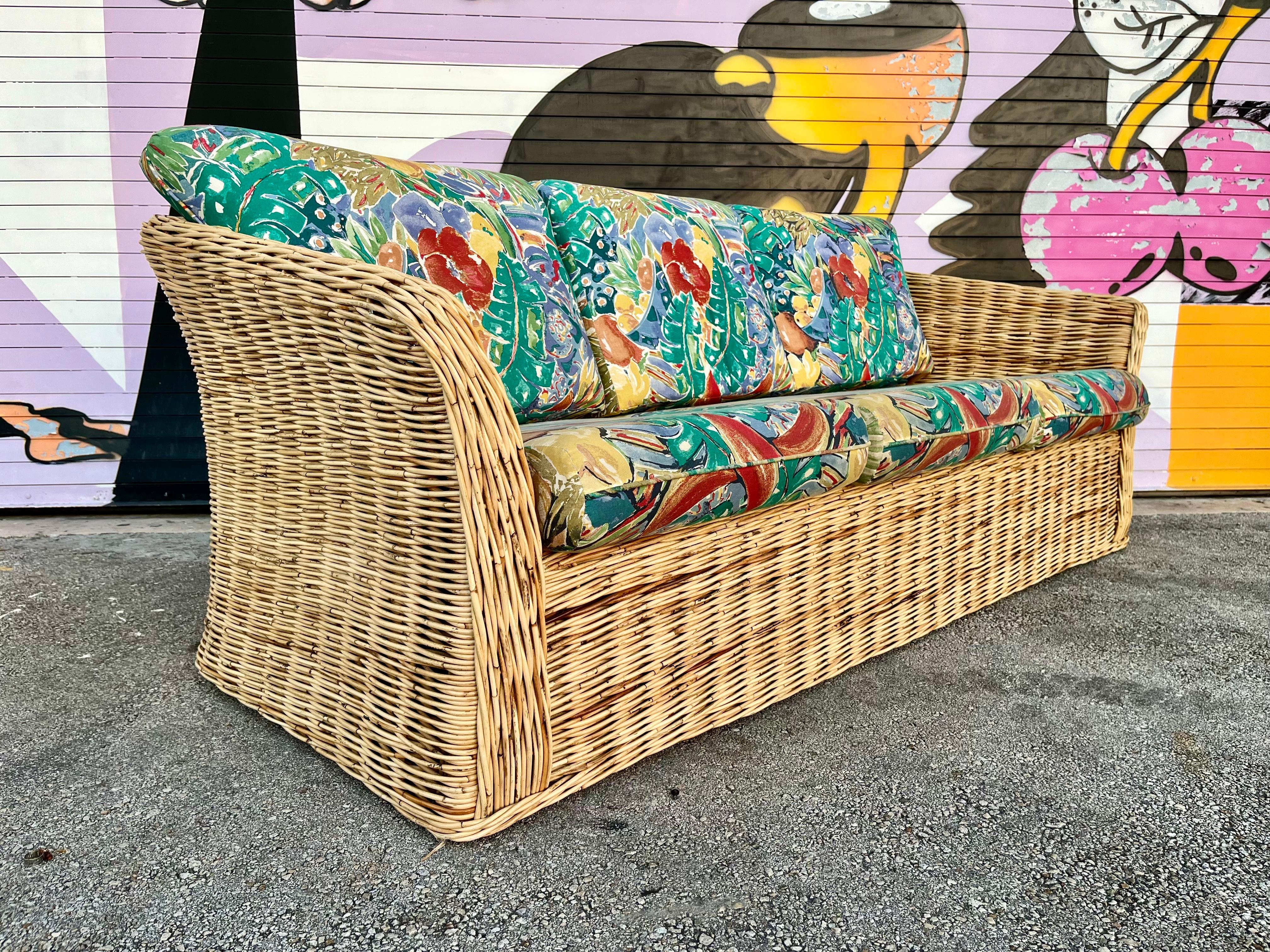 Sofa im Küstenstil / Bohemian Wicker Wicker Three Seat. Circa 1980er Jahre  im Zustand „Gut“ im Angebot in Miami, FL