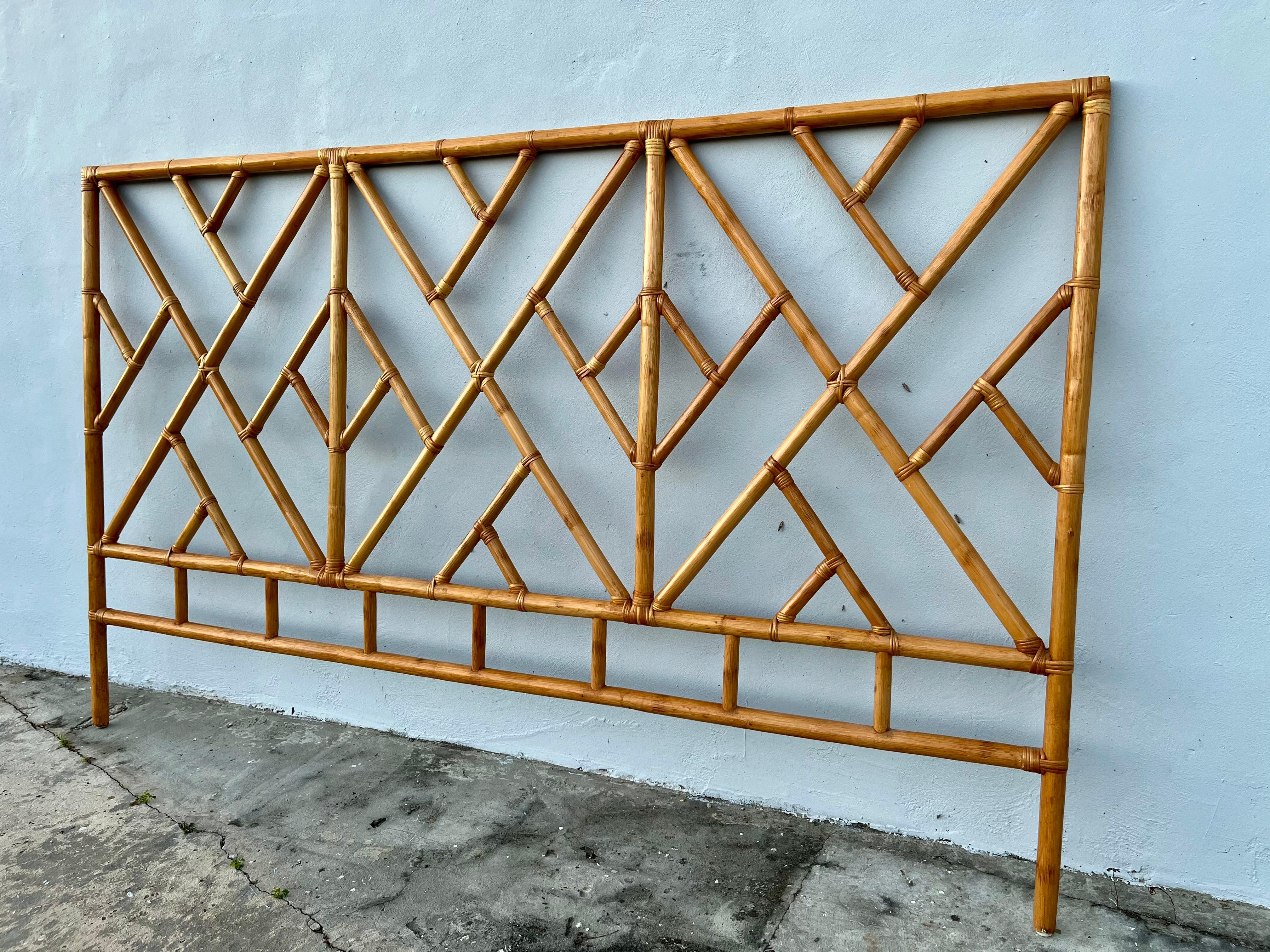 Coastal Style Boho Chic Bamboo and Rattan Queen Size Bed Headboard. Circa 1980s In Good Condition For Sale In Miami, FL