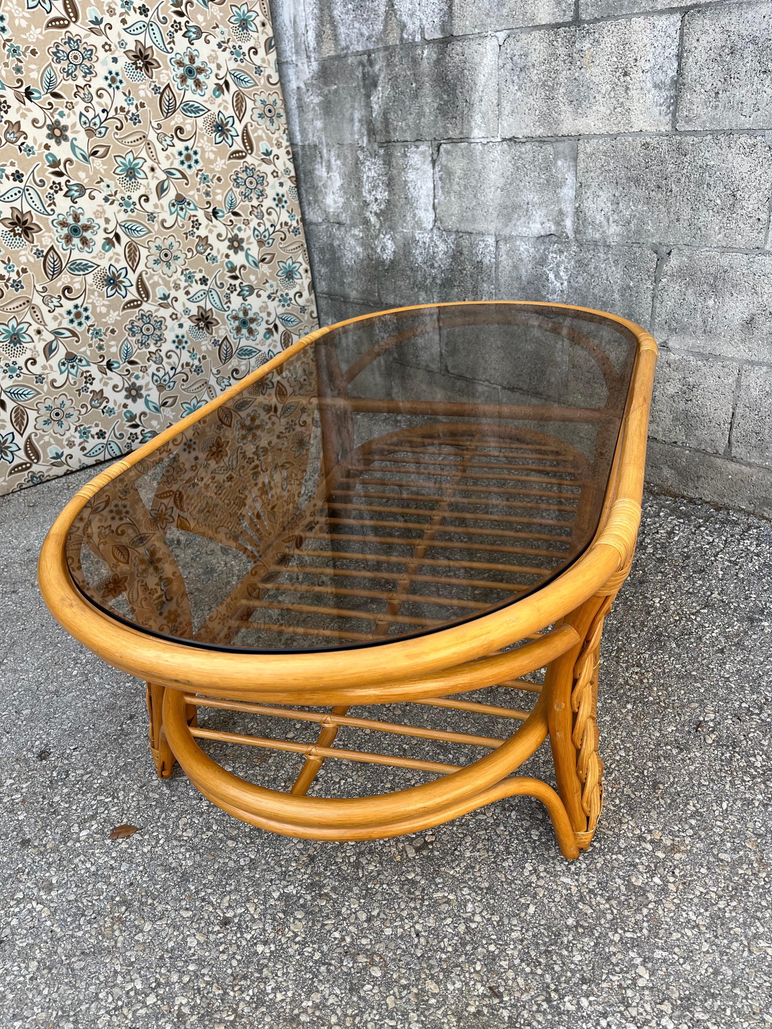 Table basse de style côtier en rotin tressé et osier. Circa 1980 en vente 5