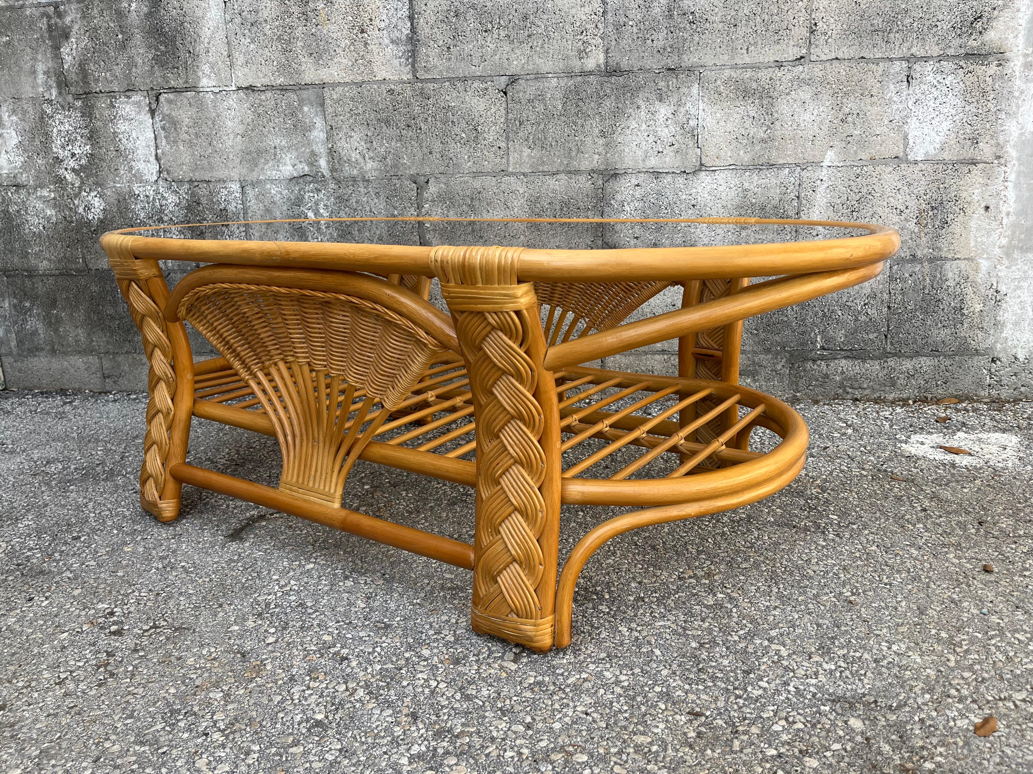 Philippin Table basse de style côtier en rotin tressé et osier. Circa 1980 en vente