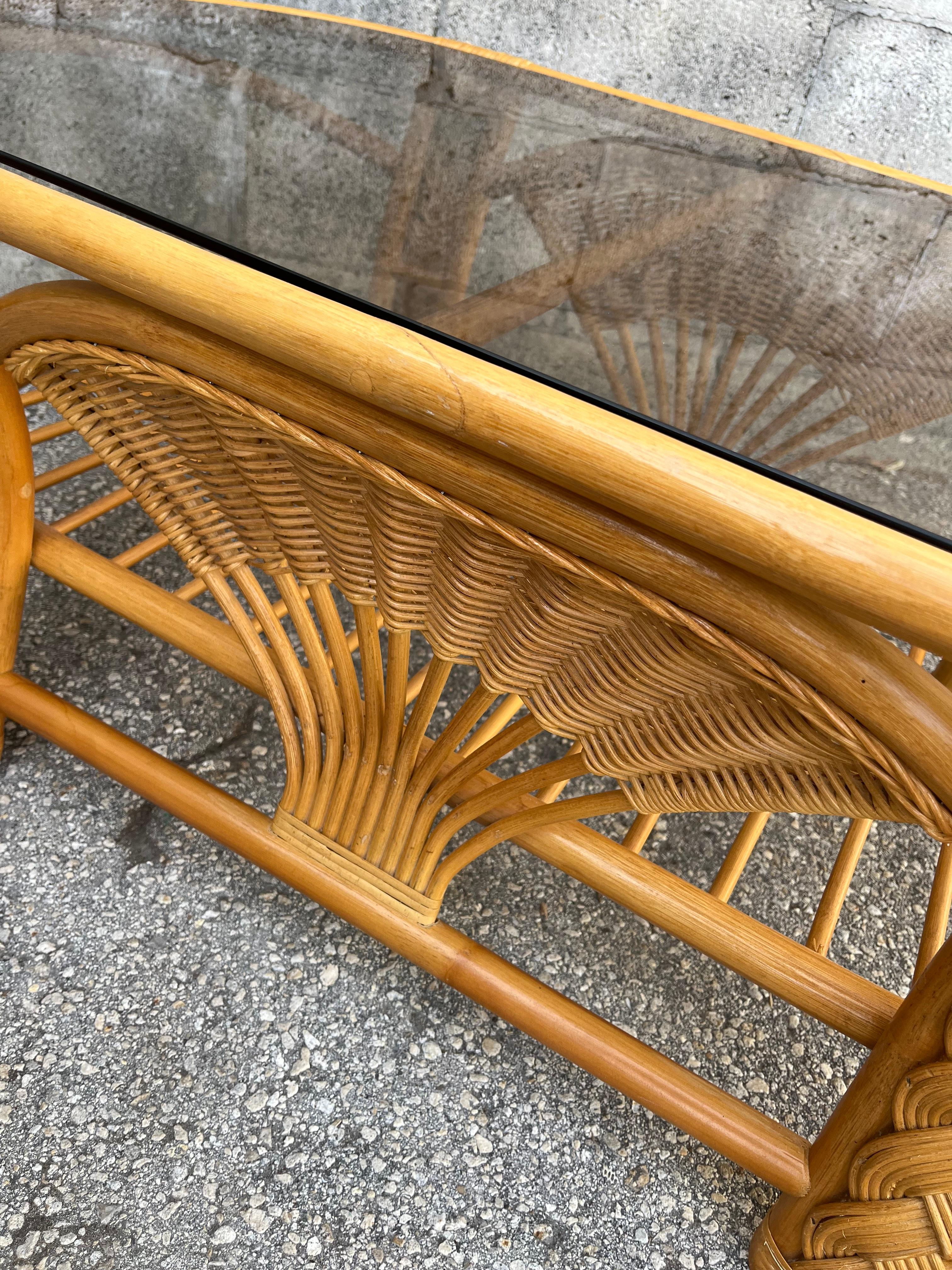 Osier Table basse de style côtier en rotin tressé et osier. Circa 1980 en vente