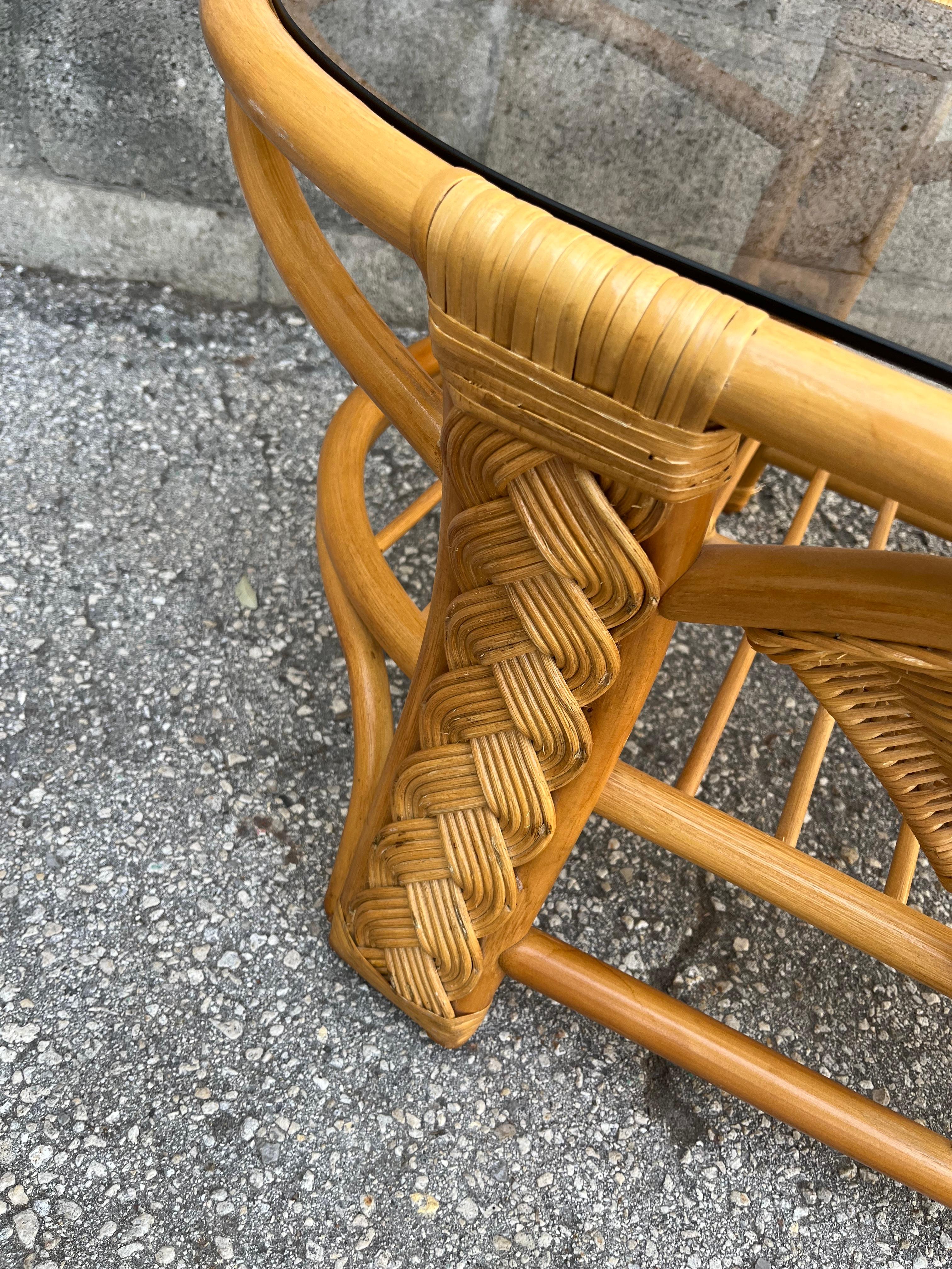 Table basse de style côtier en rotin tressé et osier. Circa 1980 en vente 1