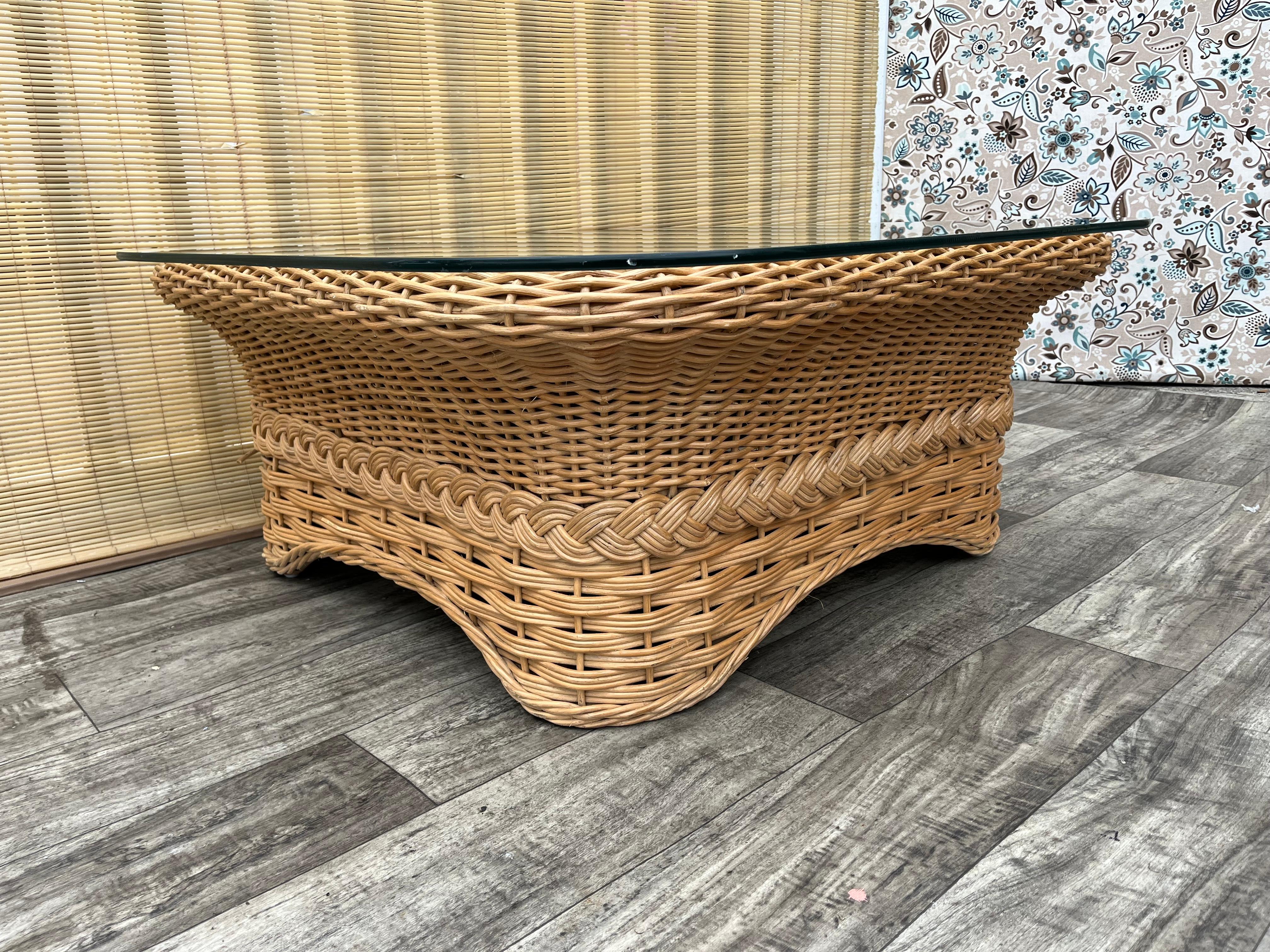 Table basse en rotin tressé de style côtier. Circa 1980 en vente 3