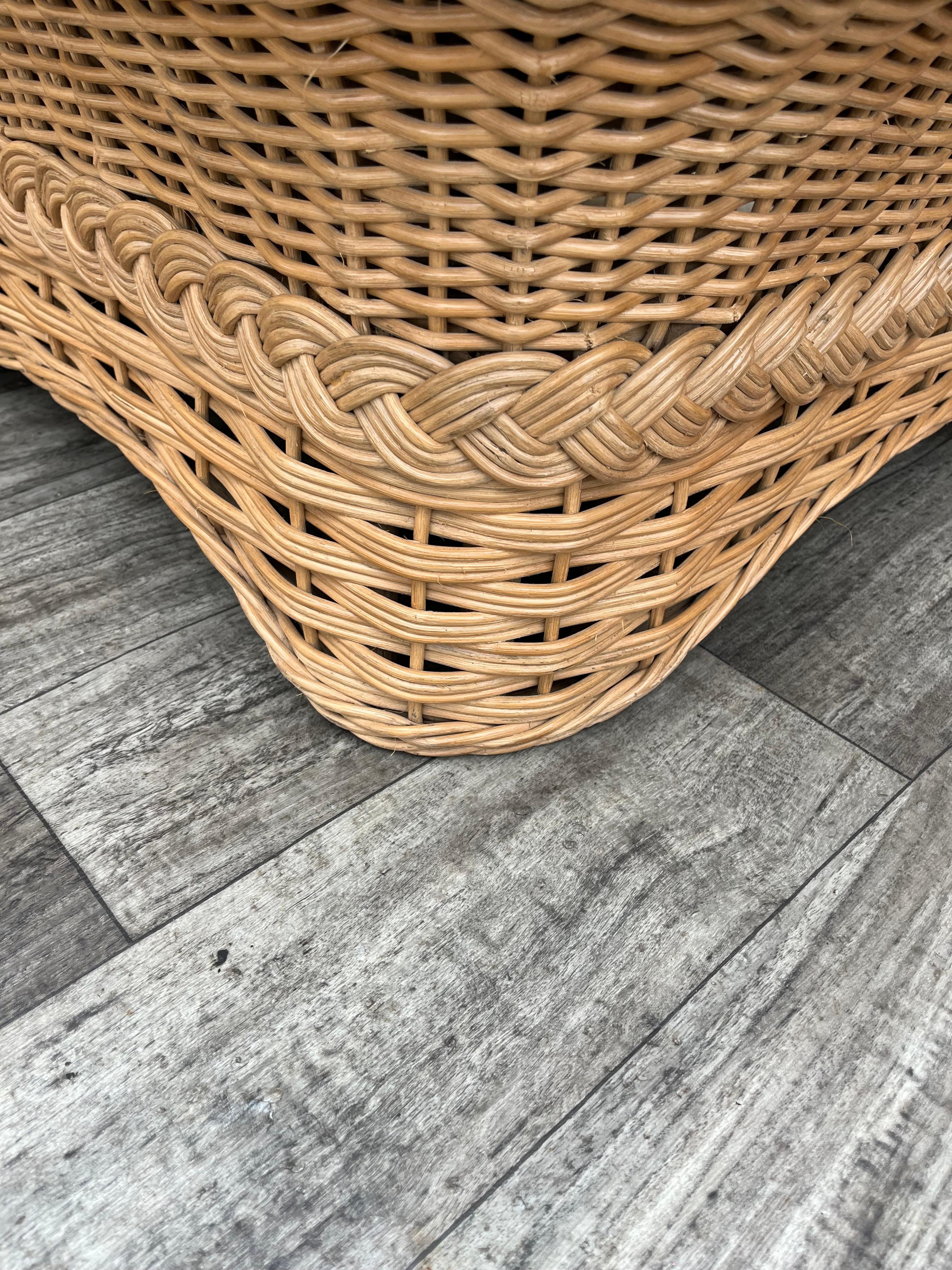 Table basse en rotin tressé de style côtier. Circa 1980 en vente 4