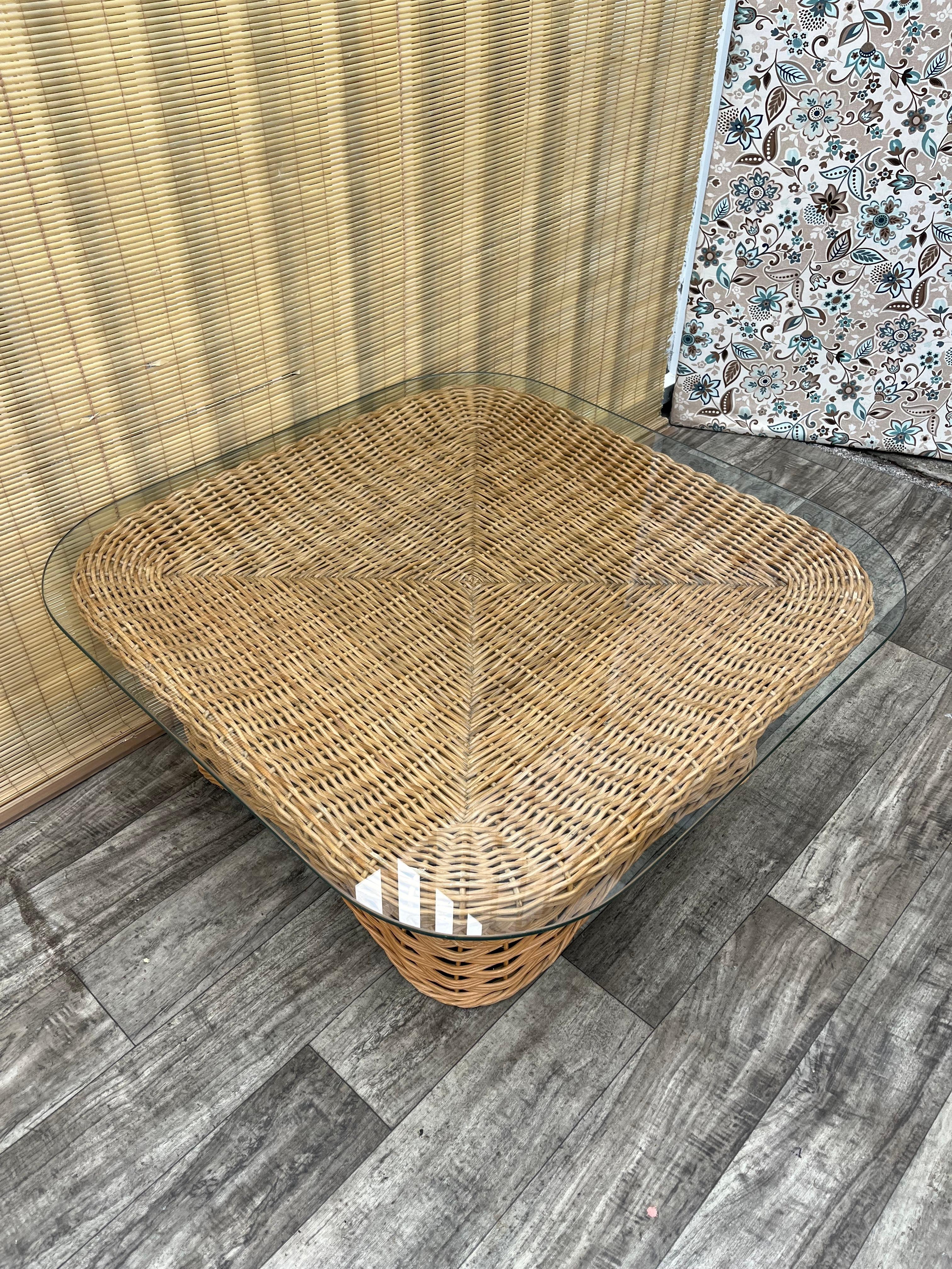 Table basse en rotin tressé de style côtier. Circa 1980 en vente 5