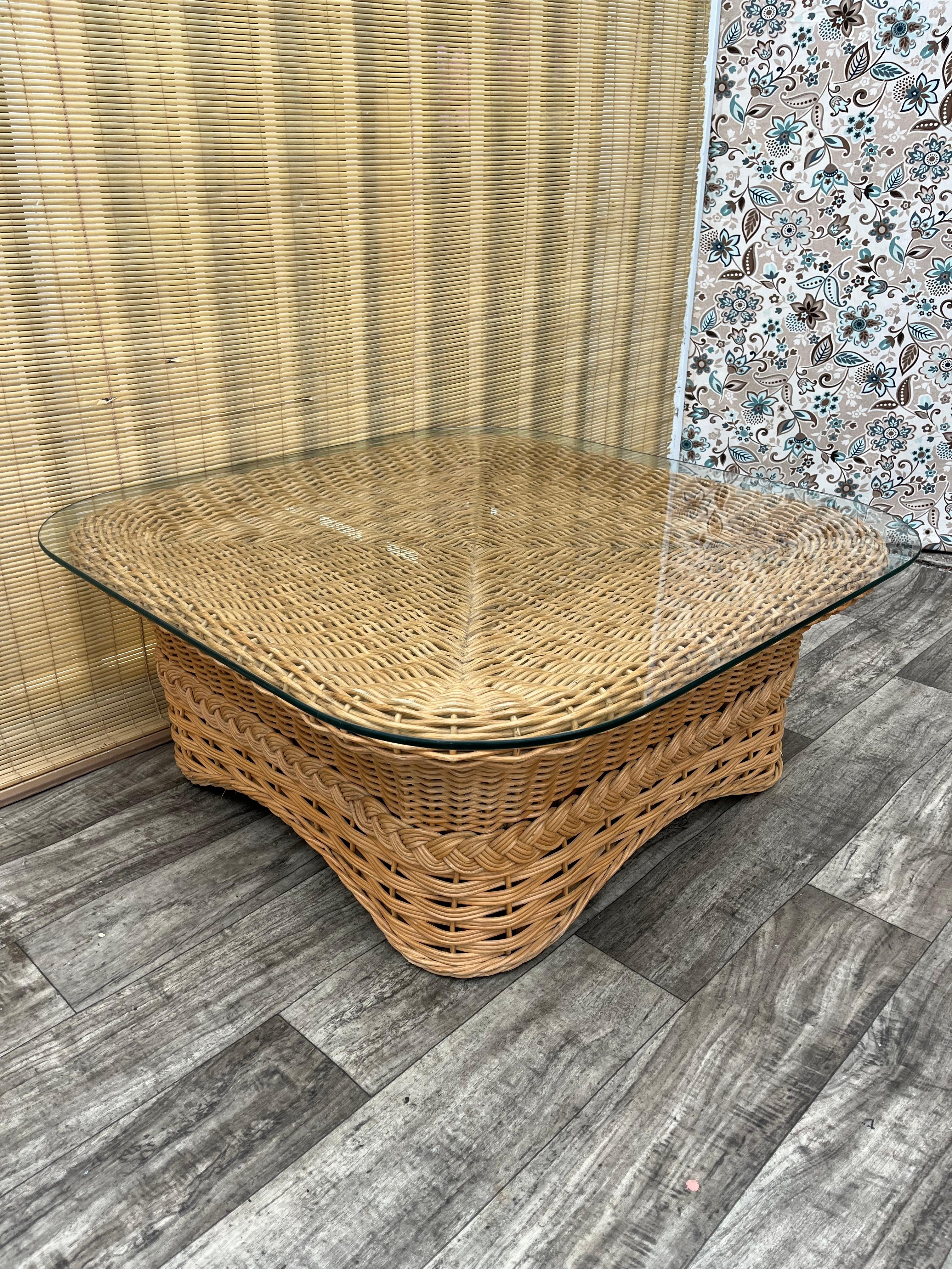 Table basse en rotin tressé de style côtier. Circa 1980 en vente 6