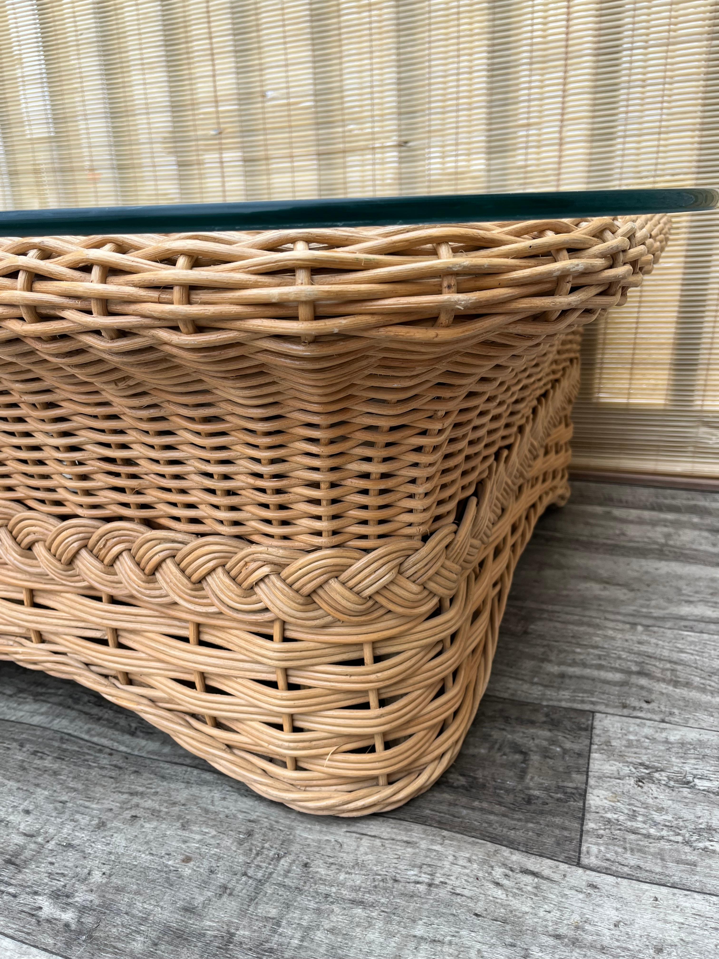 Table basse en rotin tressé de style côtier. Circa 1980 en vente 7