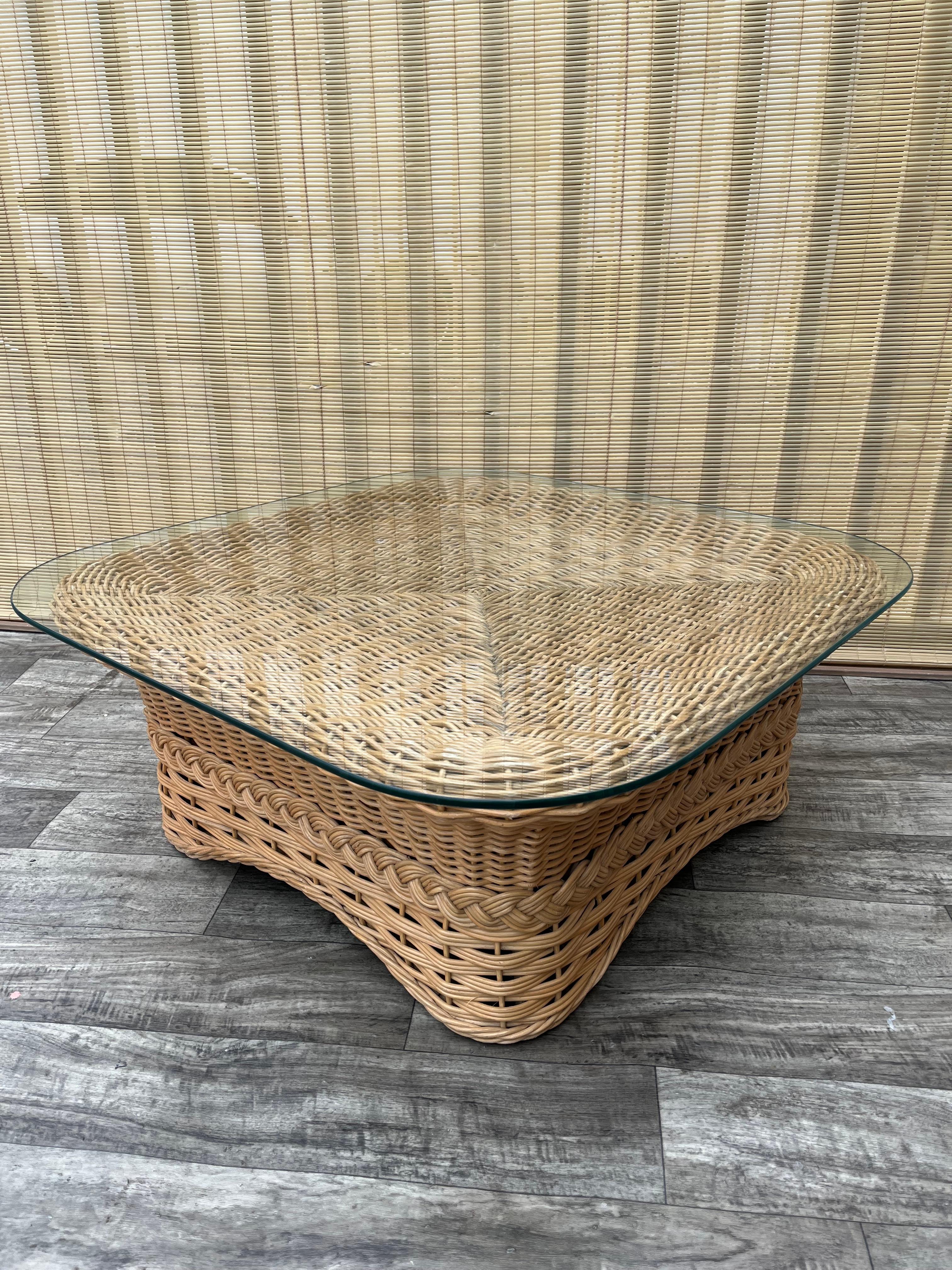 Table basse en rotin tressé de style côtier. Circa 1980 en vente 9