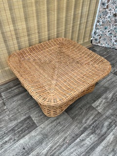 Mesa baja de ratán trenzado de estilo costero. Alrededor de 1980