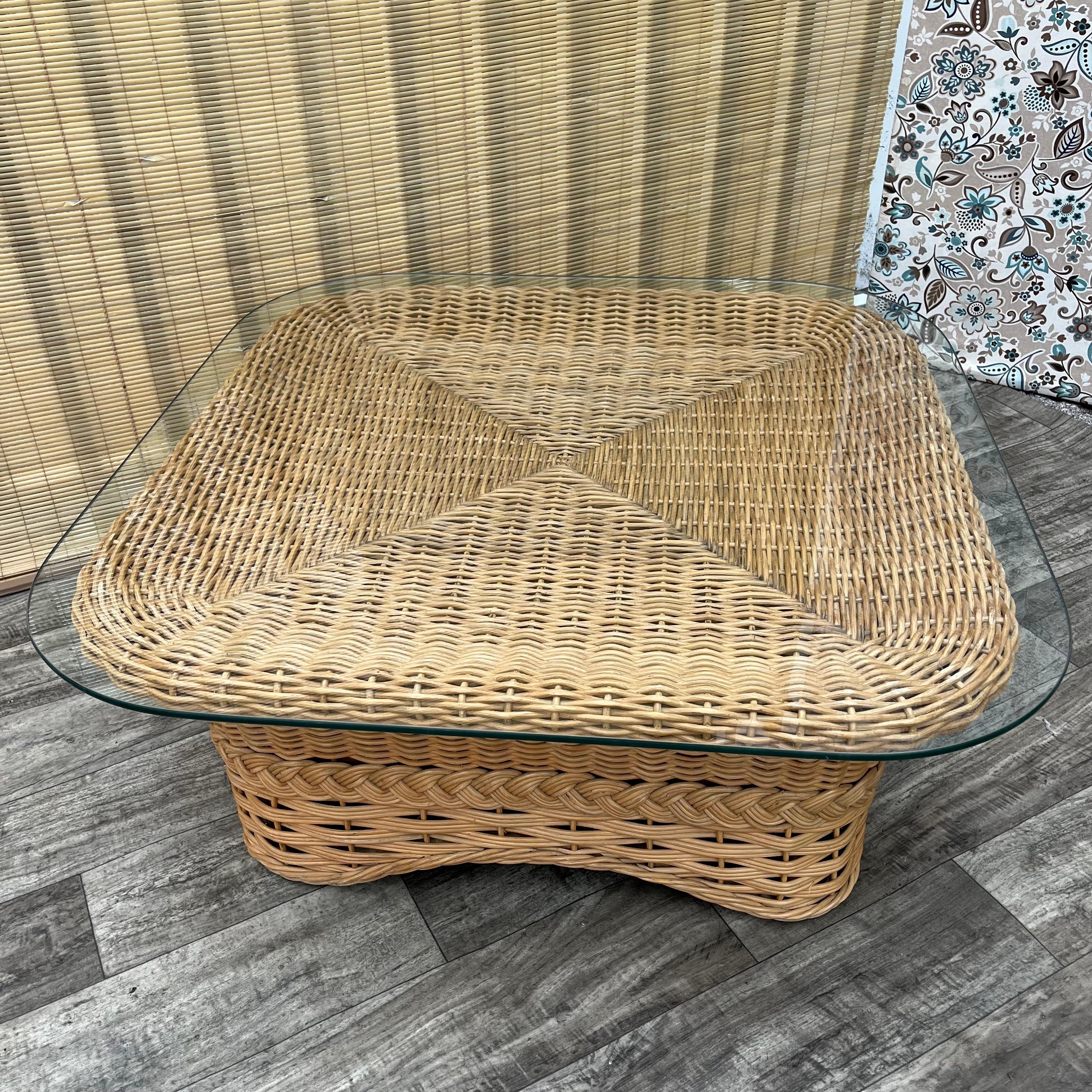 Table basse en rotin tressé de style côtier. Circa 1980 en vente 13