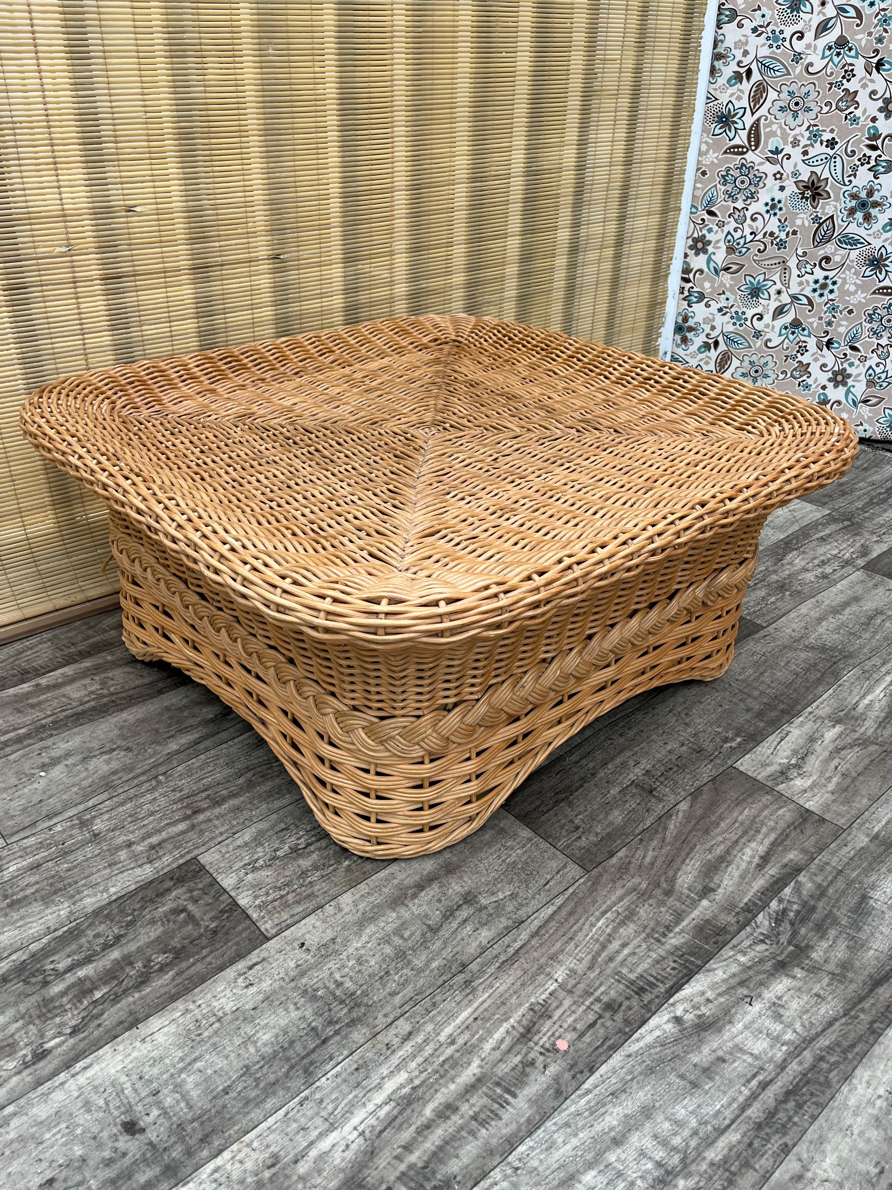 Bohème Table basse en rotin tressé de style côtier. Circa 1980 en vente