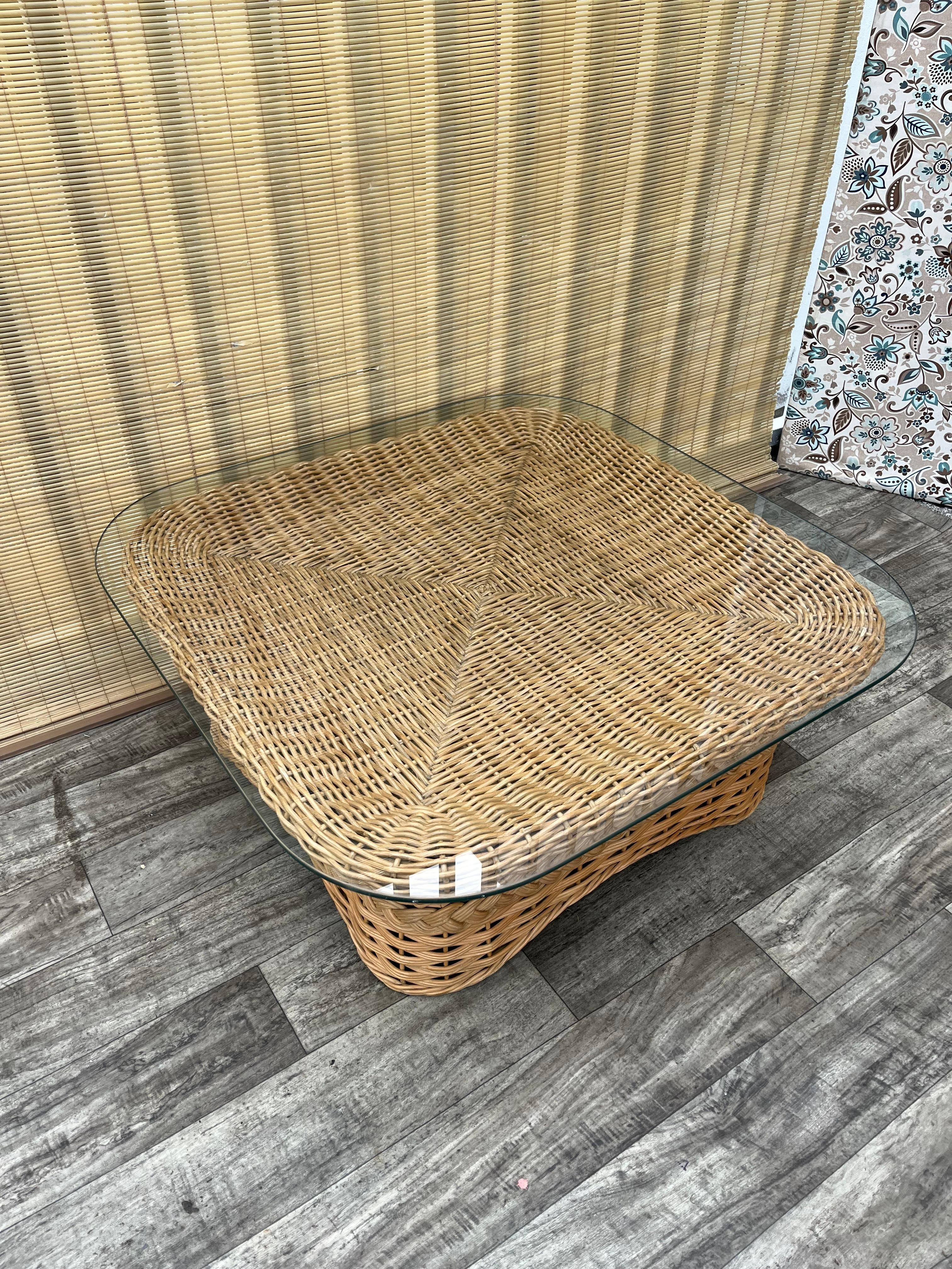 Philippin Table basse en rotin tressé de style côtier. Circa 1980 en vente