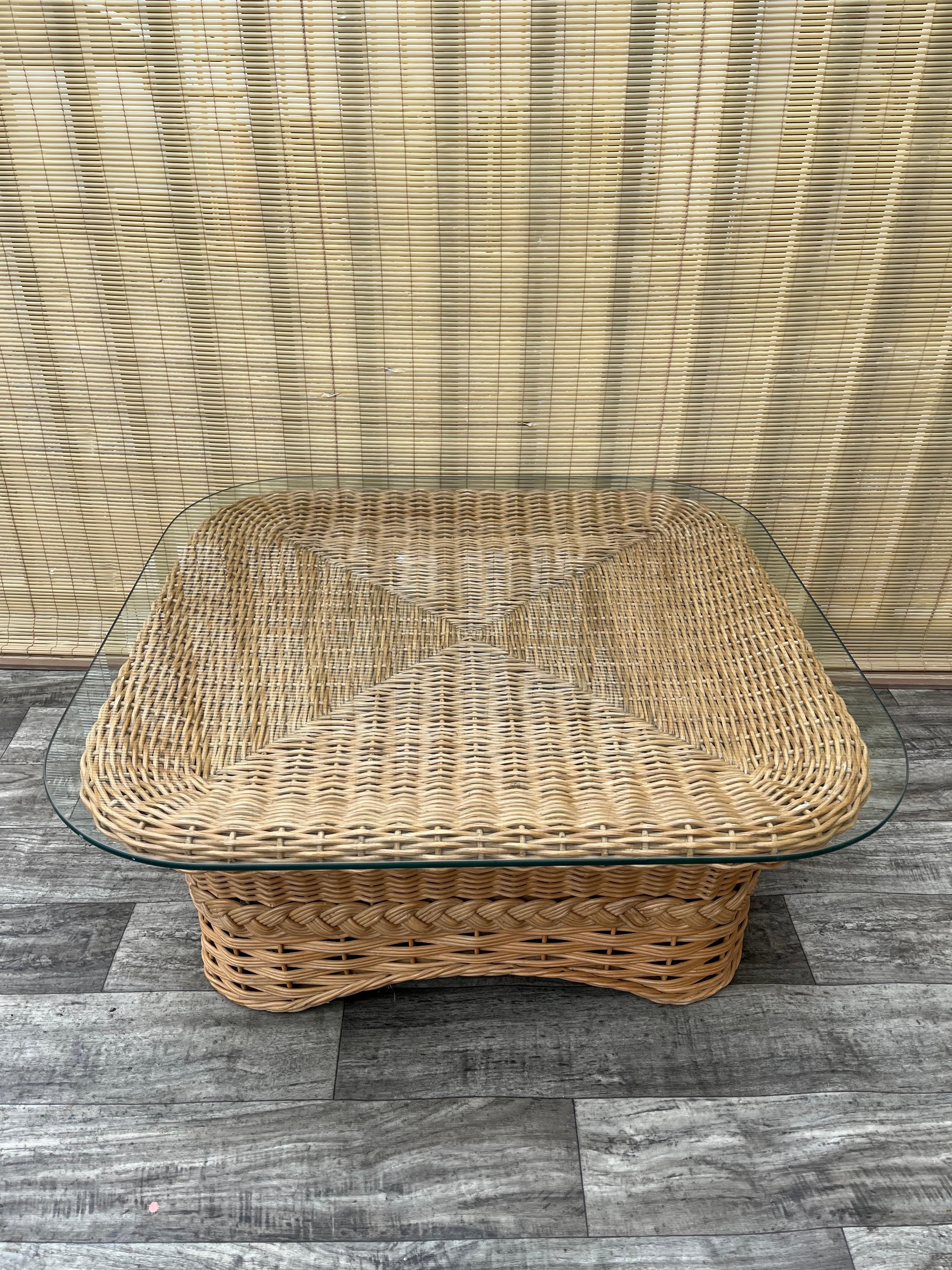 Fin du 20e siècle Table basse en rotin tressé de style côtier. Circa 1980 en vente