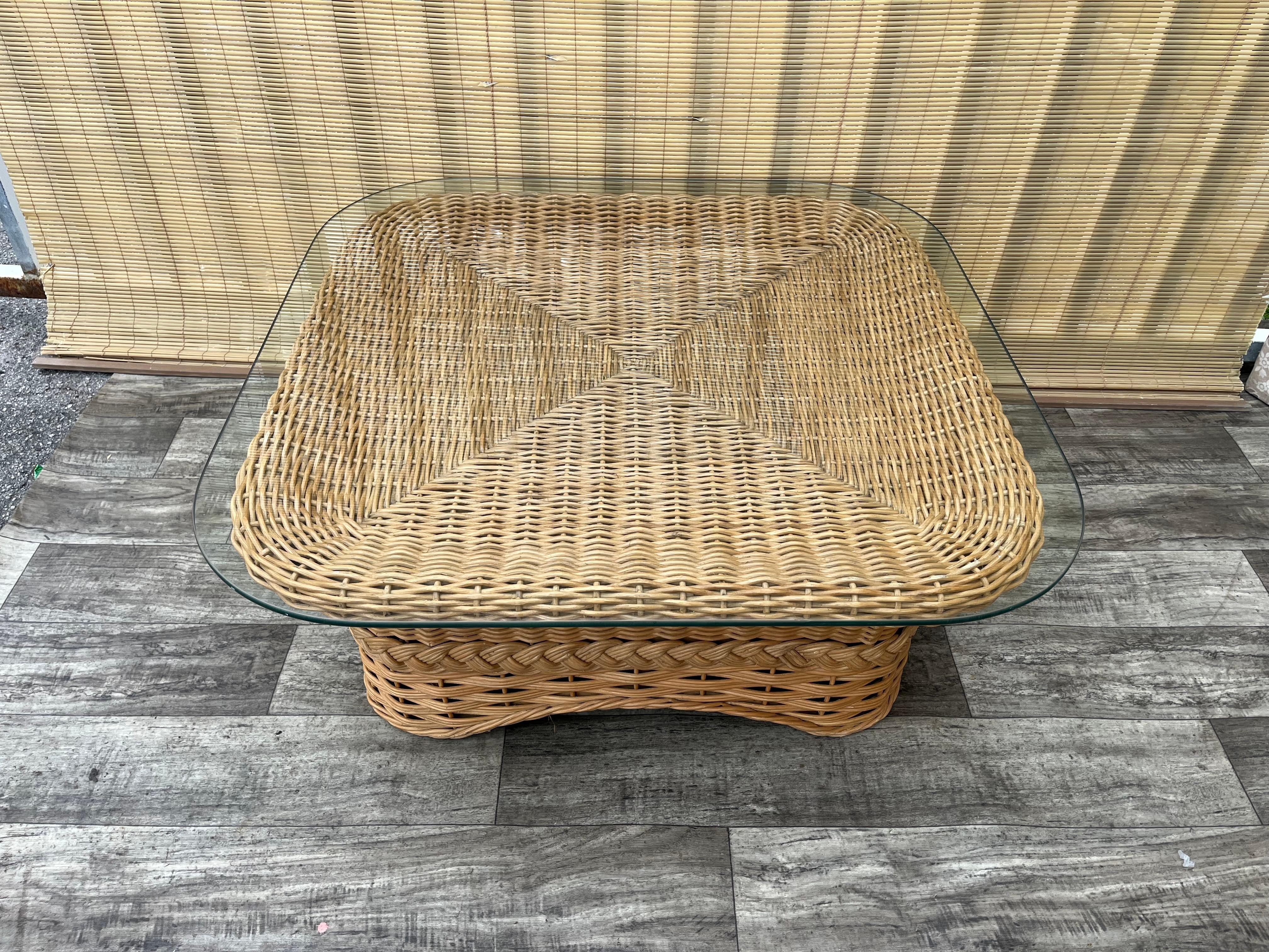 Osier Table basse en rotin tressé de style côtier. Circa 1980 en vente