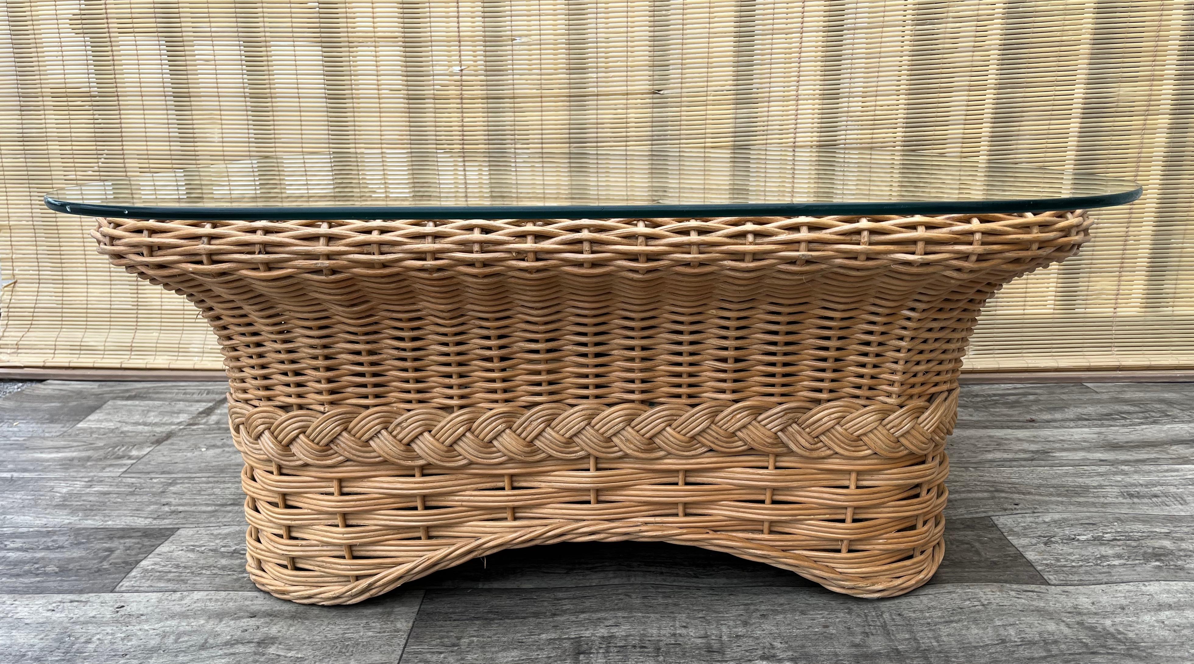 Table basse en rotin tressé de style côtier. Circa 1980 en vente 1