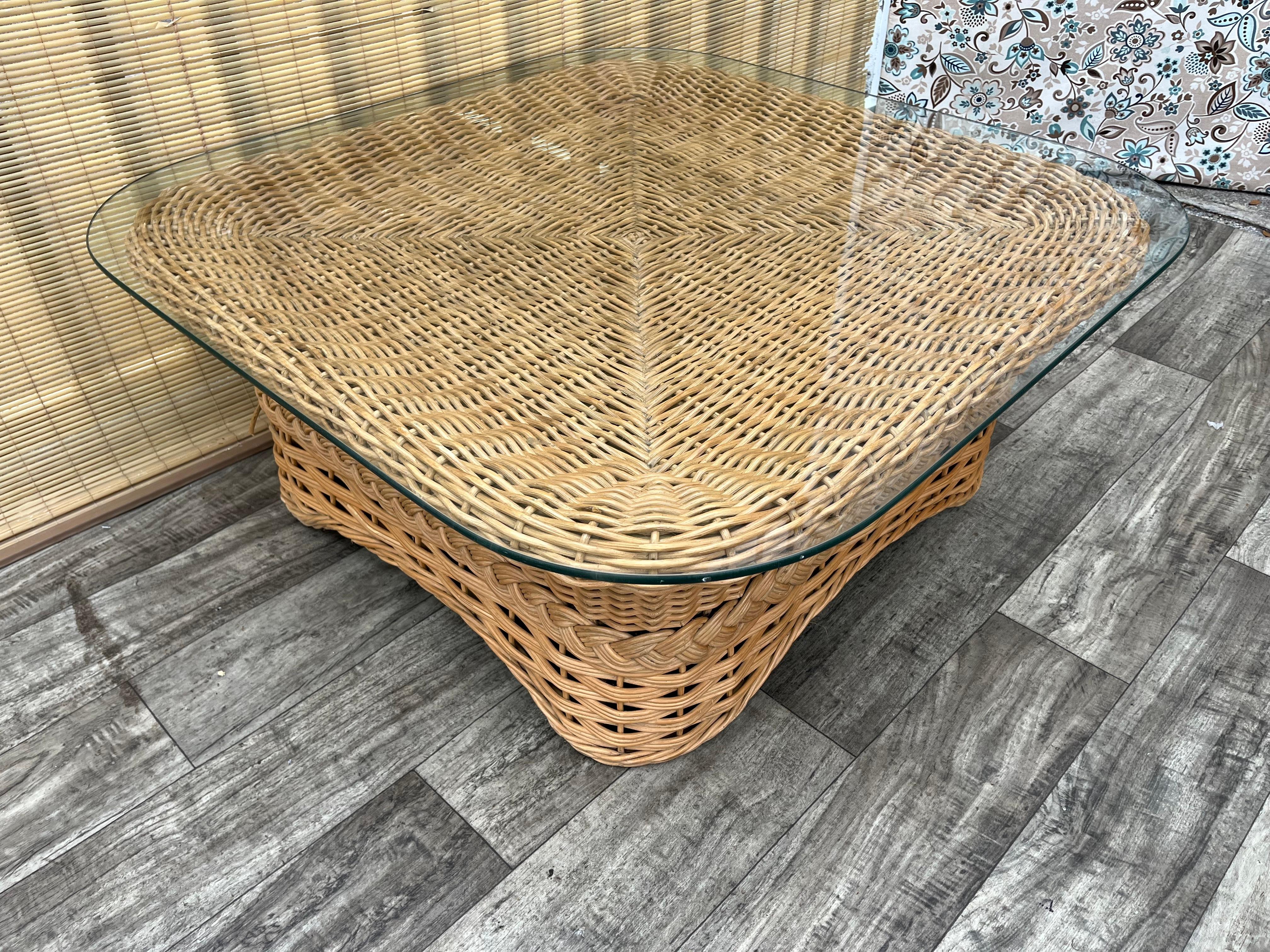 Table basse en rotin tressé de style côtier. Circa 1980 en vente 2