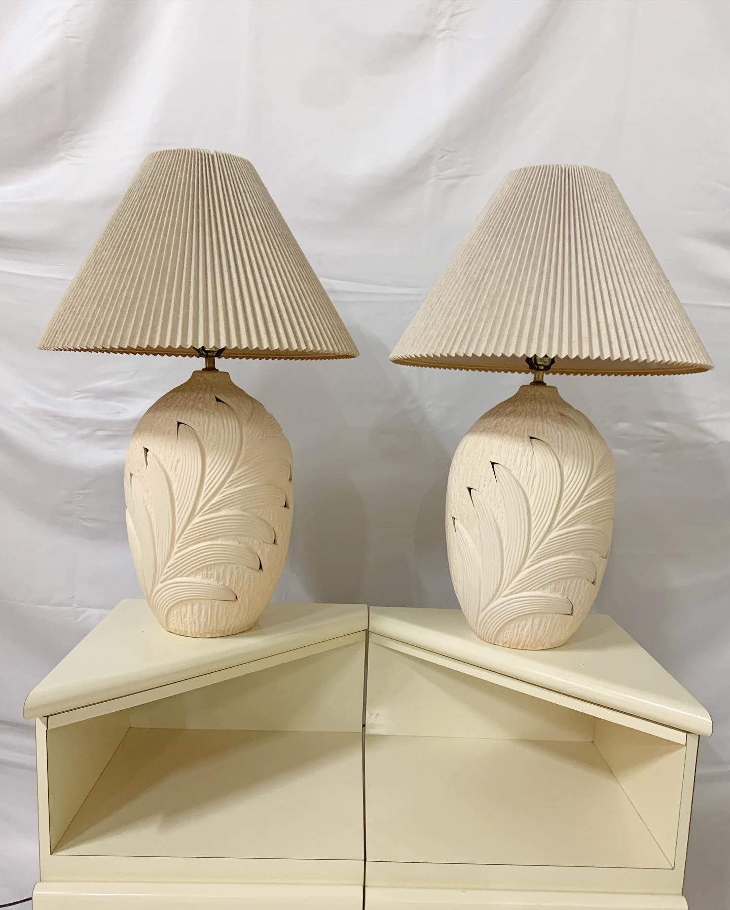 Postmoderne Paire de lampes de table en plâtre à feuilles de palmier de style côtier