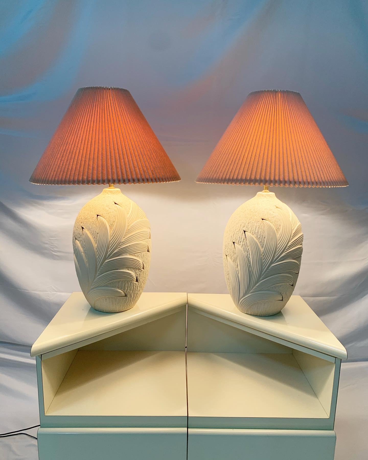 Américain Paire de lampes de table en plâtre à feuilles de palmier de style côtier