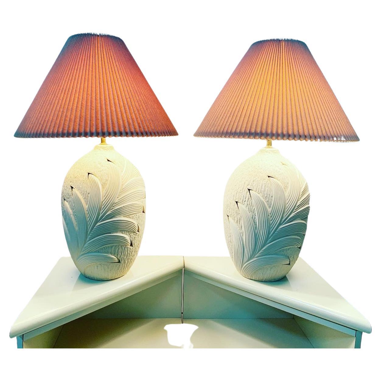 Paire de lampes de table en plâtre à feuilles de palmier de style côtier