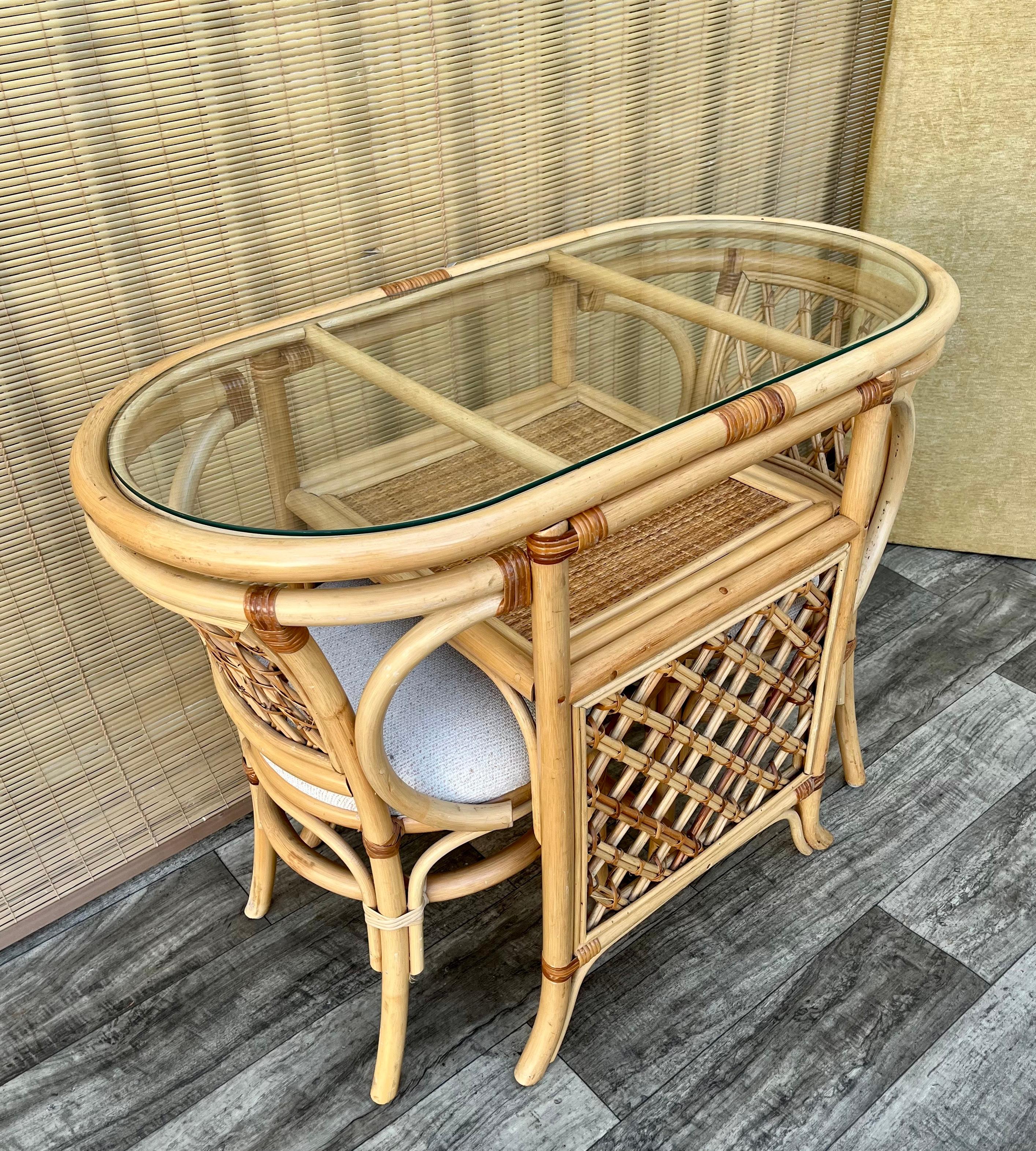 Bohémien Set colazione/dinette a due posti in vimini e rattan in stile costiero. Circa anni '80 in vendita