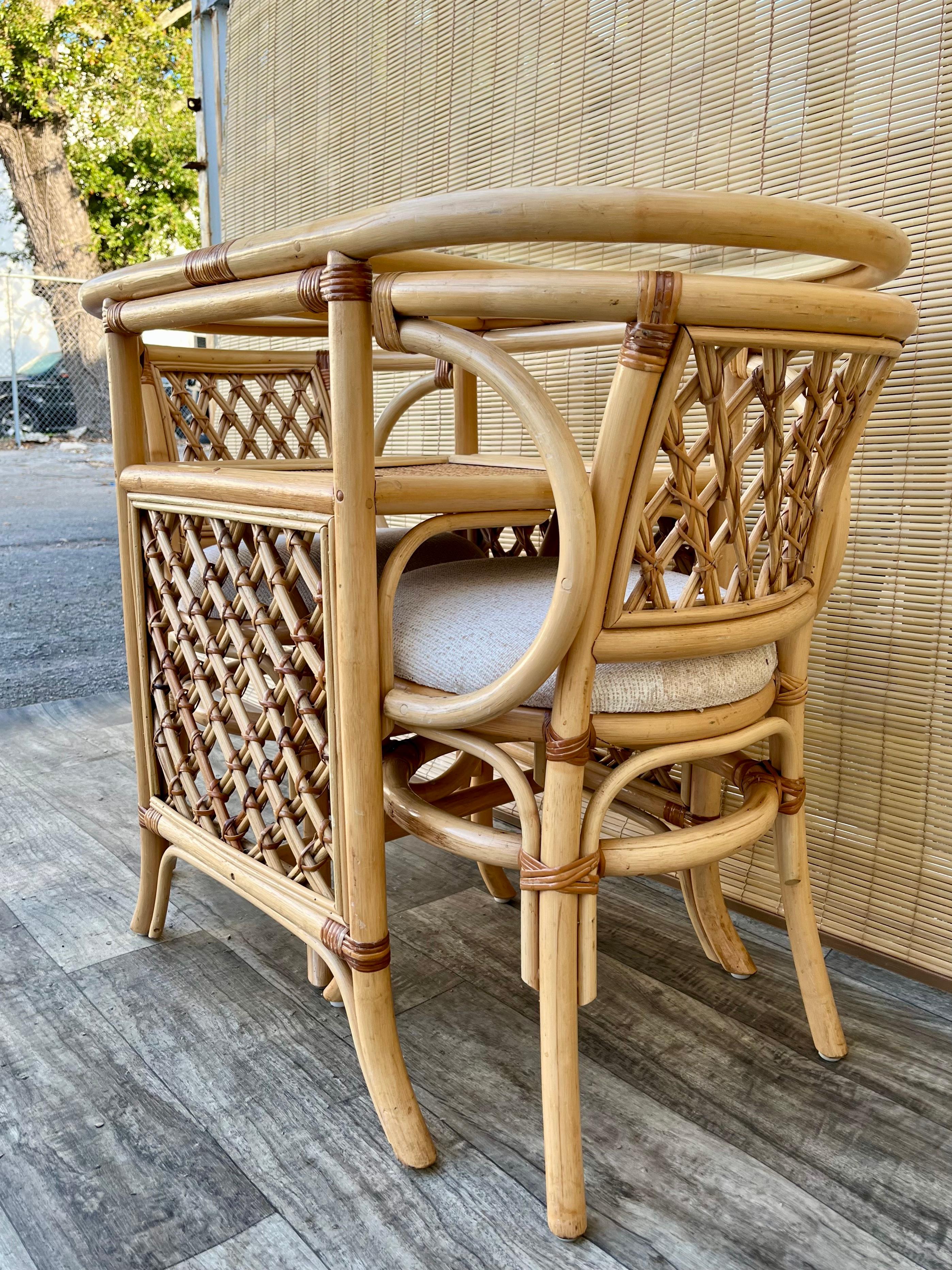 Fine XX secolo Set colazione/dinette a due posti in vimini e rattan in stile costiero. Circa anni '80 in vendita